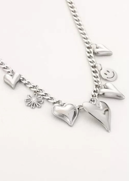 Stainless steel bedelkettingen in goud en zilver. Duurzaam, waterproof en trendy. Elke ketting heeft eigen bedels, mix en match jouw favorieten.