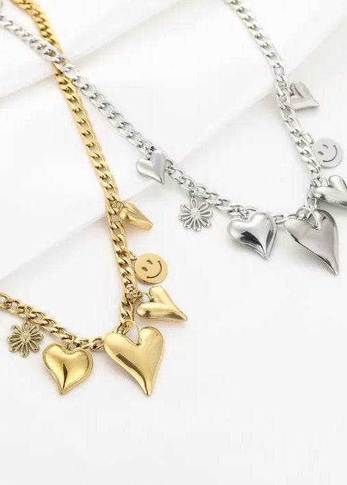 Stainless steel bedelkettingen in goud en zilver. Duurzaam, waterproof en trendy. Elke ketting heeft eigen bedels, mix en match jouw favorieten.