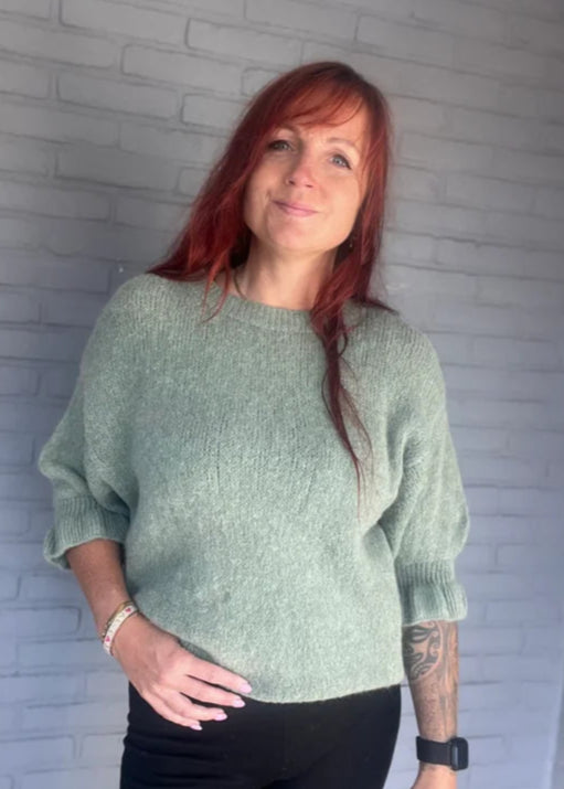 Groene trui met 3/4 ruffle mouwen. Heerlijk zacht, one size tot maat 42. Comfortabel, vrouwelijk en stijlvol in een schitterende kleur.