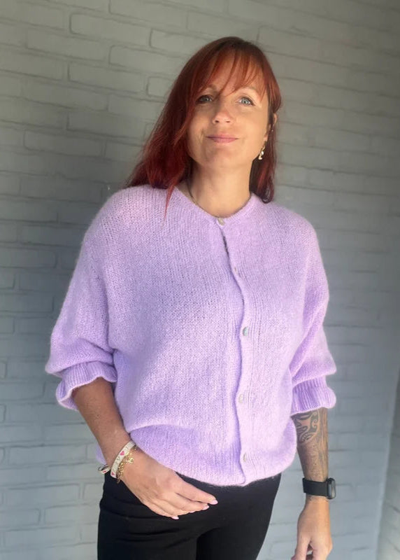 Zachte paarse trui met knoopjes en 3/4 mouwen. One size tot maat 42. Comfortabel, vrouwelijk en stijlvol.