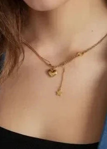 Gouden dubbele ketting van stainless steel met hart- en sterhanger. Subtiel, vrouwelijk en duurzaam.