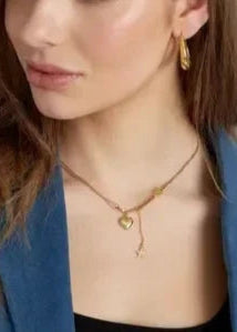 Gouden dubbele ketting van stainless steel met hart- en sterhanger. Subtiel, vrouwelijk en duurzaam.