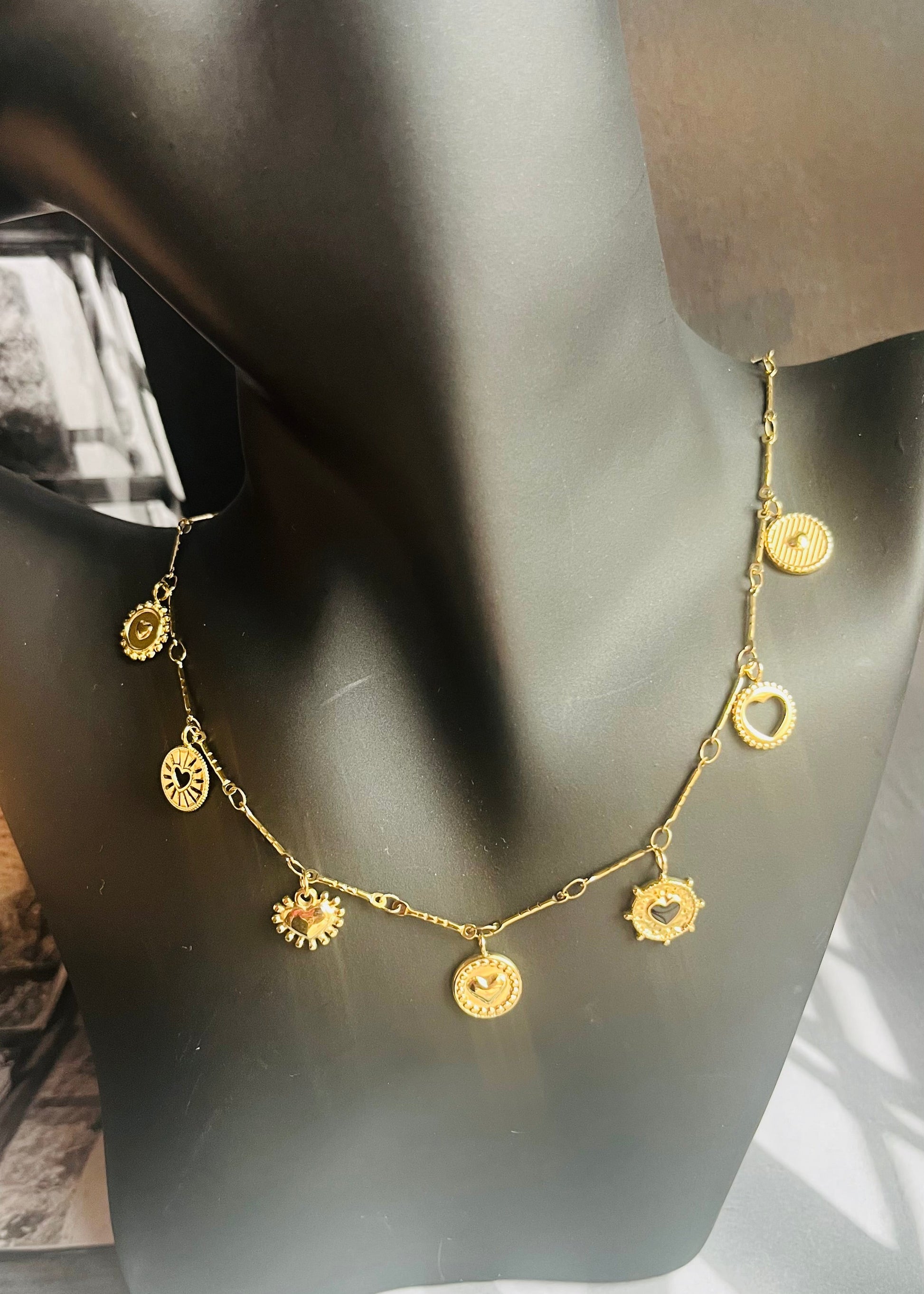 Stainless steel damesketting met hippe bedels. Verkleurt niet, waterproof en trendy voor elke outfit.