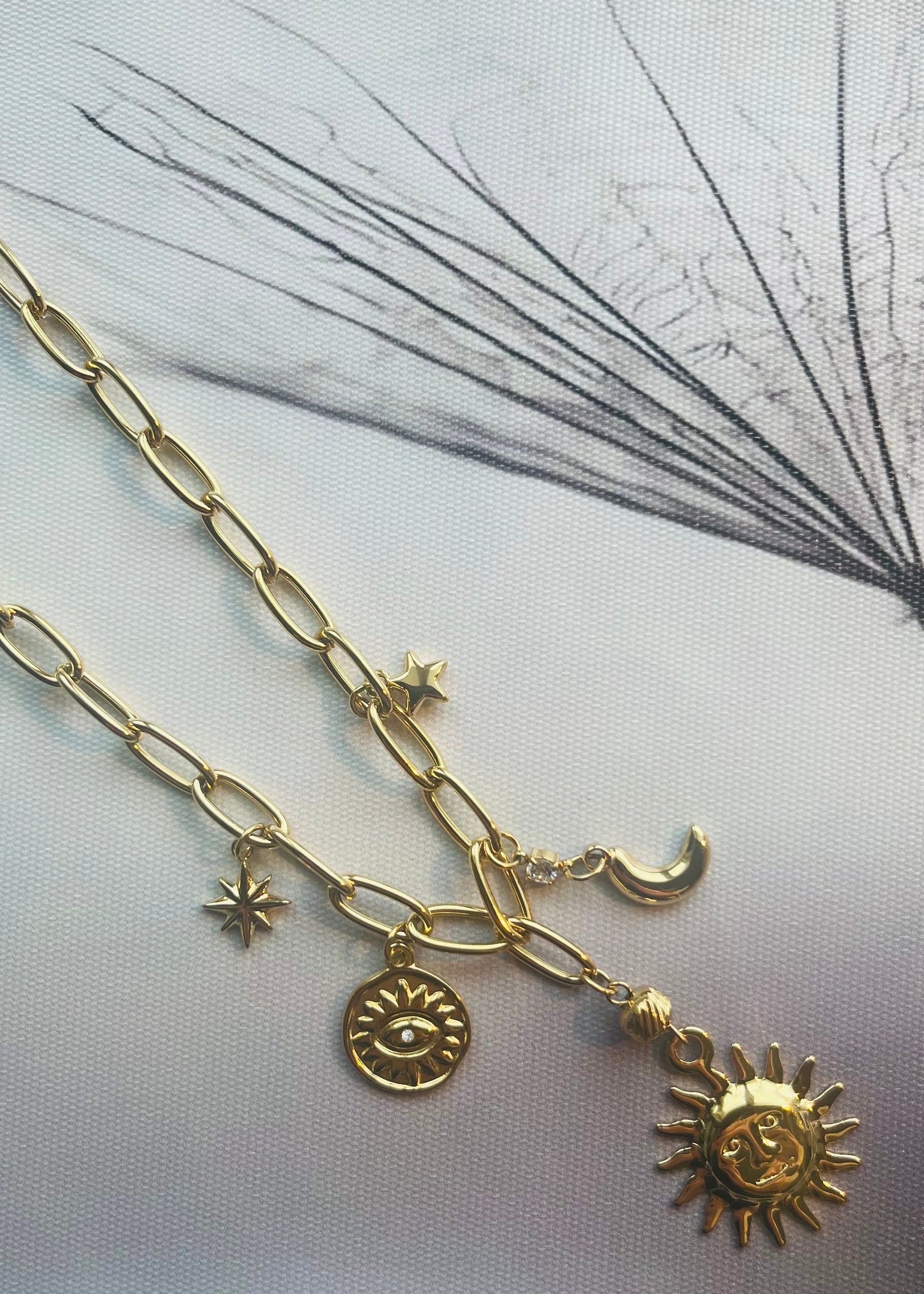 Stainless steel damesketting met hippe bedels. Verkleurt niet, waterproof en trendy voor elke outfit.