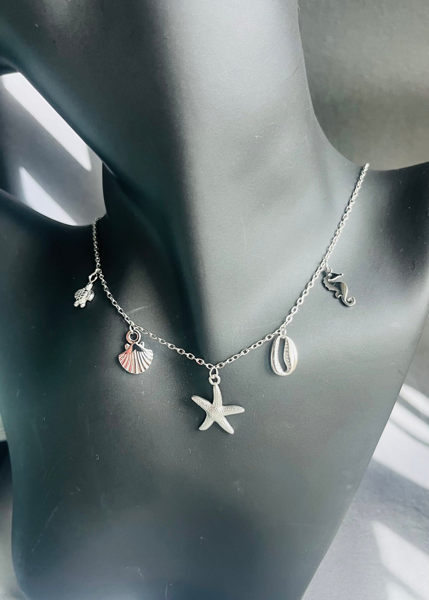 Stainless steel damesketting met beach bedels – schelpen, zeesterren, schildpadjes & meer. Verkleurt niet, waterproof, zomers & trendy.