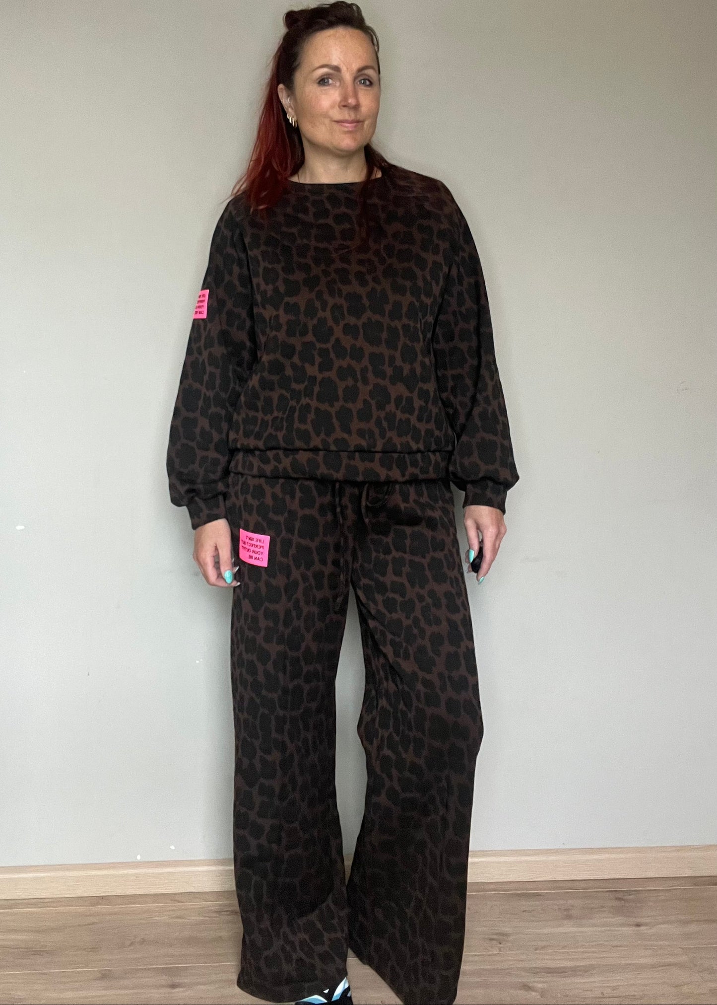 Dames panterprint comfyset met wijde broek en sweater in beige of choco van Piek Fashion