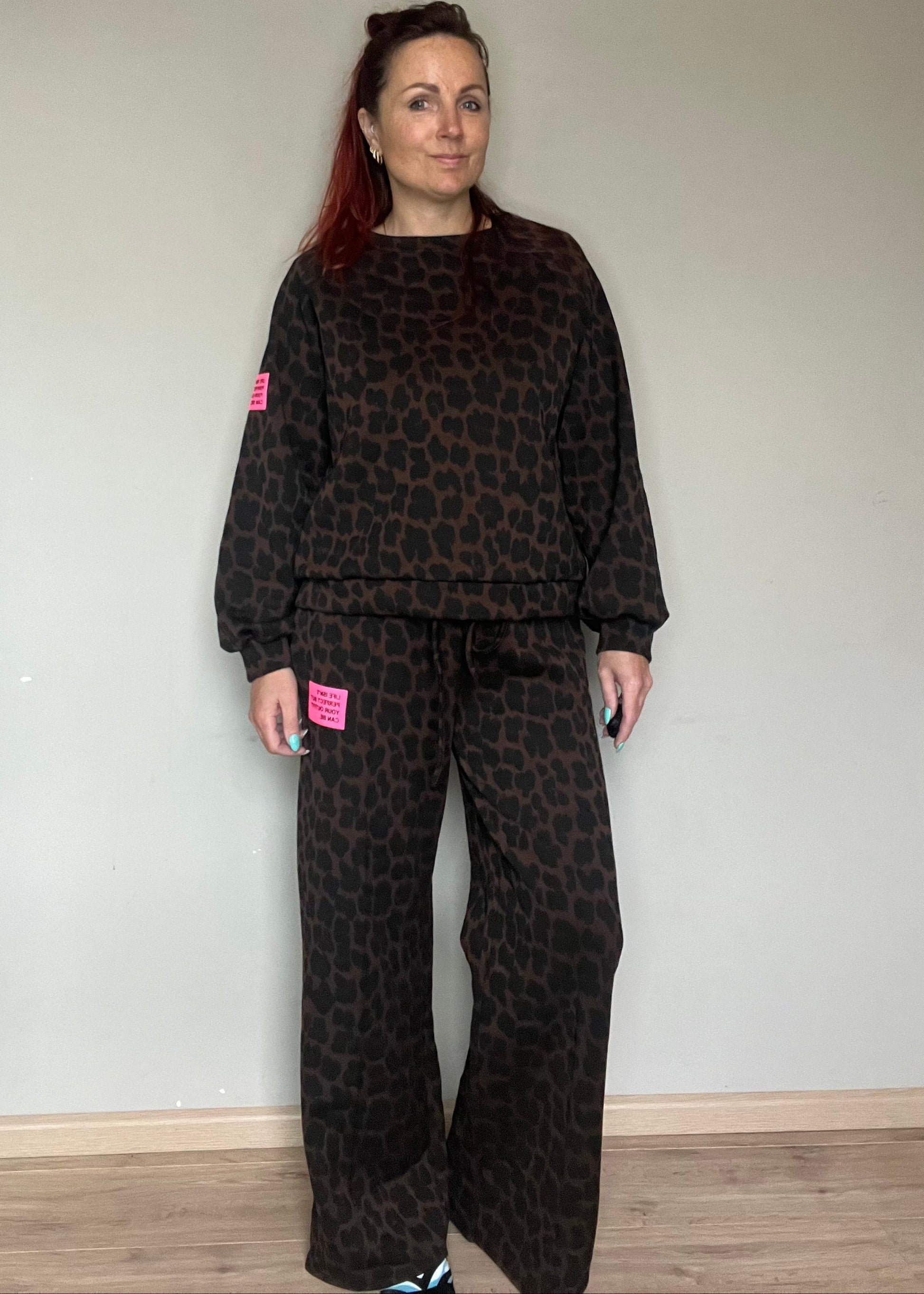 Dames panterprint comfyset met wijde broek en sweater in beige of choco van Piek Fashion