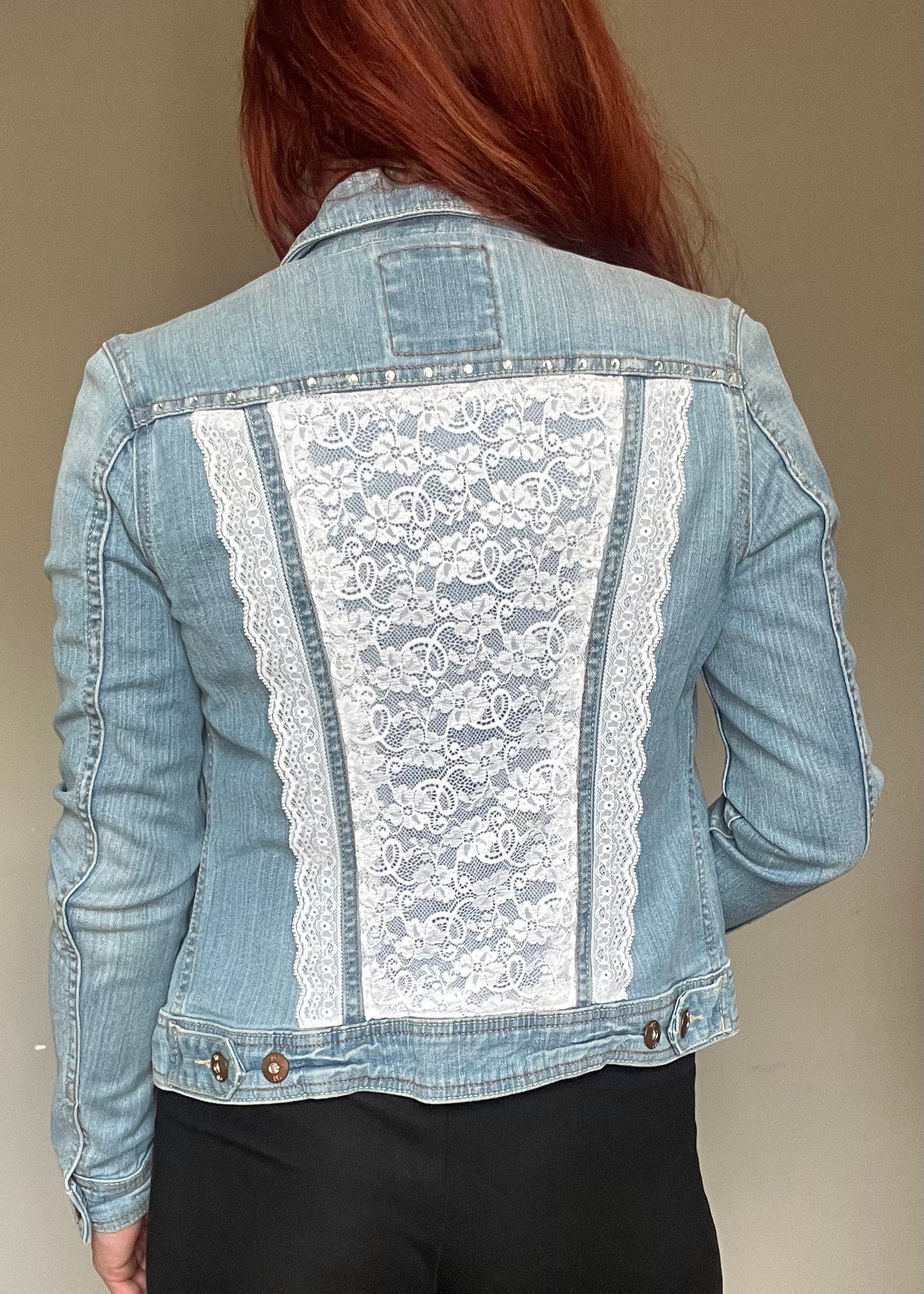 Uniek gepimpt vintage spijkerjasje van Piek Fashion, geüpcycled met creatieve details. Eén exemplaar beschikbaar.