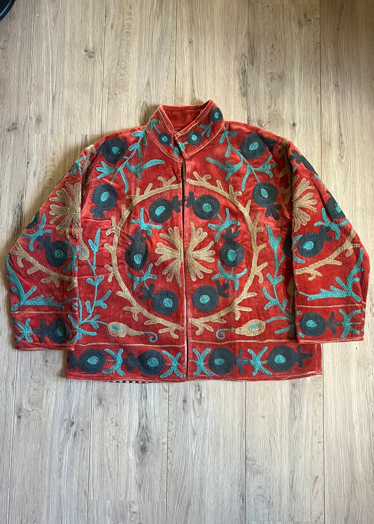 Handgemaakte velvet Suzani jacket uit India met kleurrijk klassiek borduurwerk in een mooie koper terracotta kleur
