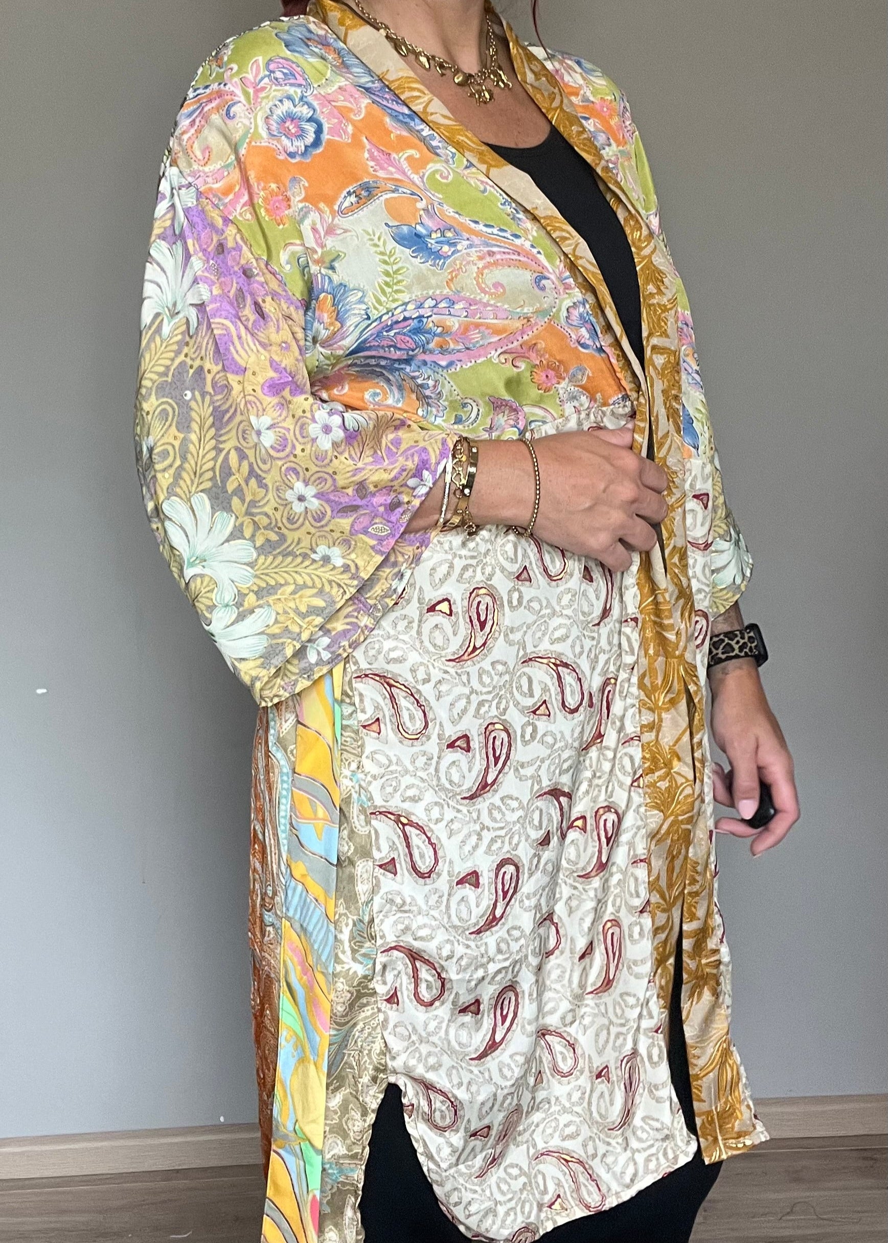 Unieke zijden kimono uit India met kleurrijke print. Handgemaakt, luchtig en one of a kind.