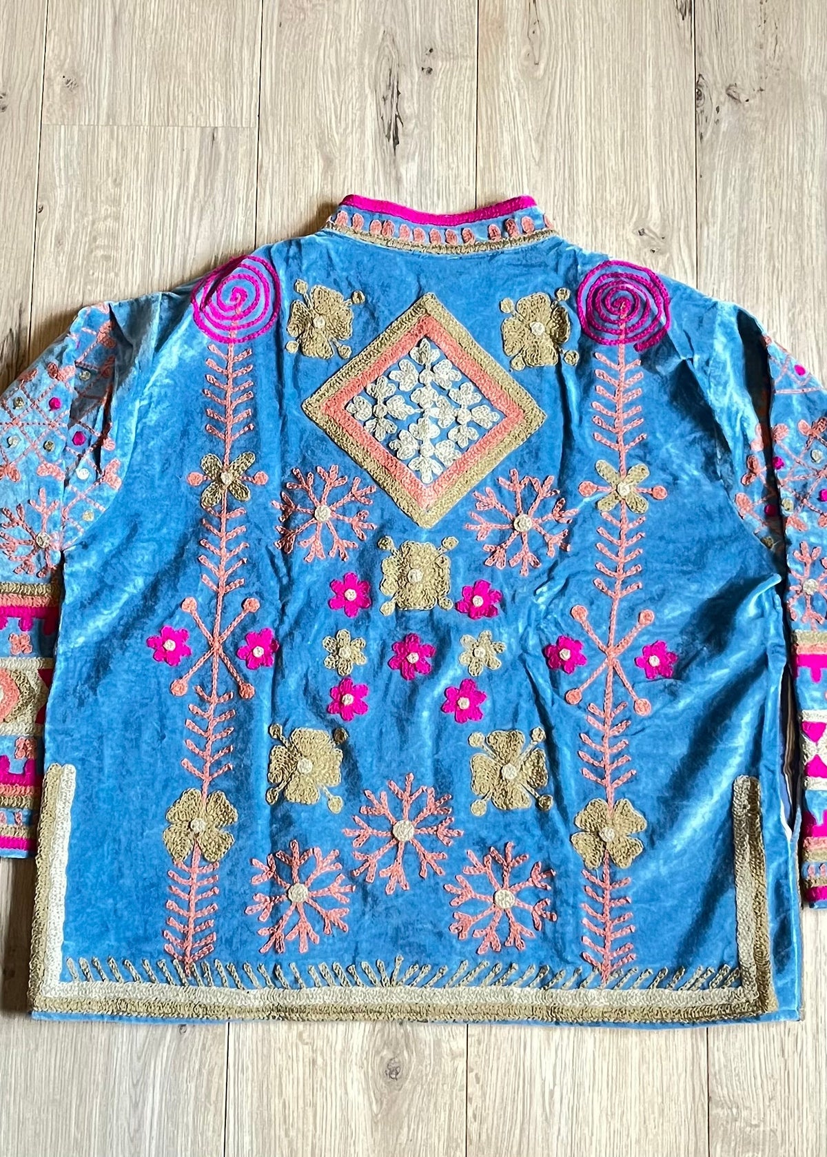Handgemaakte velvet Suzani jacket uit India met kleurrijk roze beige borduurwerk in lichtblauw.