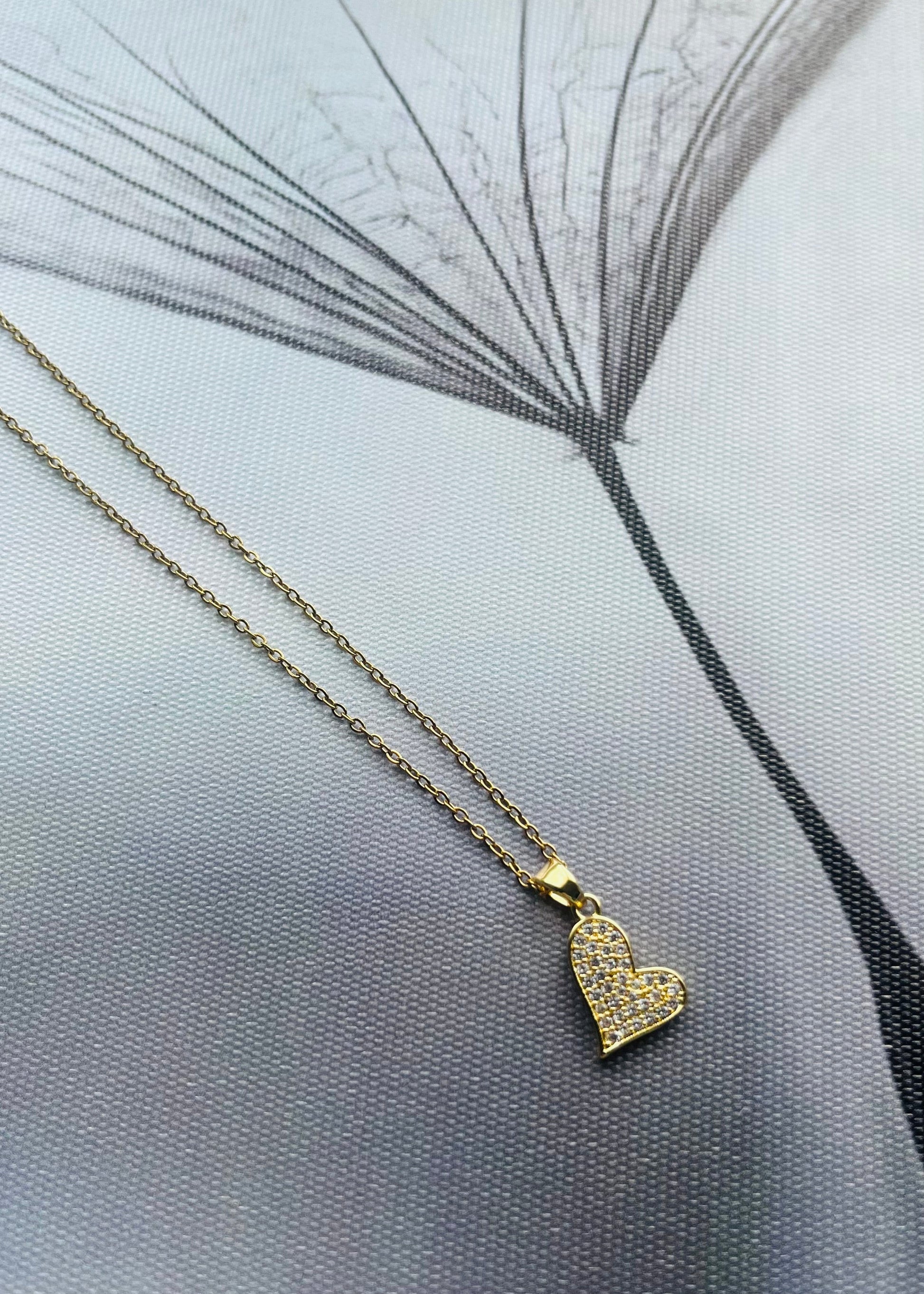 Shop stijlvolle stainless steel kettingen met hanger bij Piek Fashion. Duurzaam, verkleurt niet en perfect te combineren. Tijdloze sieraden voor elke outfit.