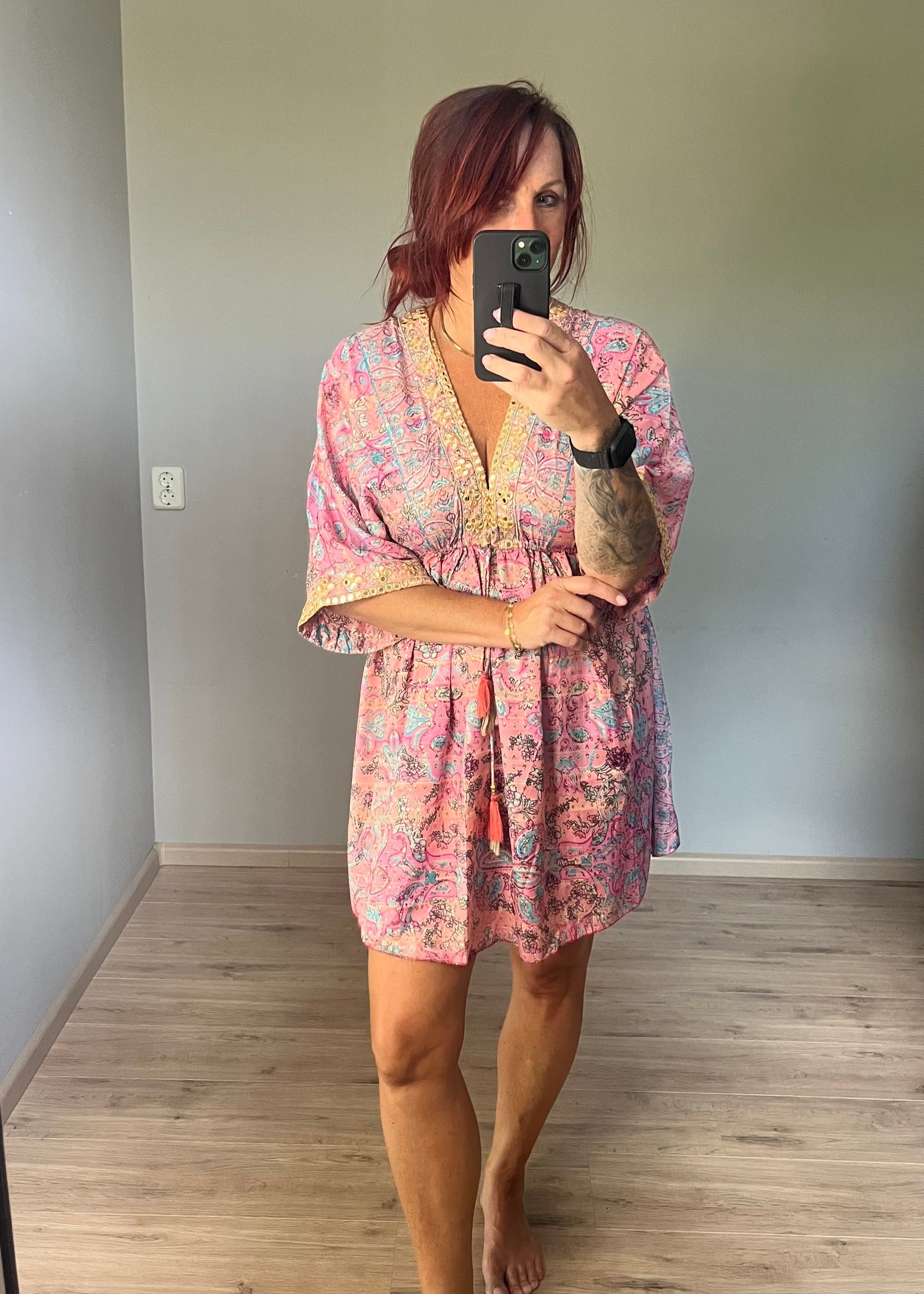 Kleurrijk kort Ibiza damesjurkje van viscose – zomers, luchtig en stijlvol met speelse print.