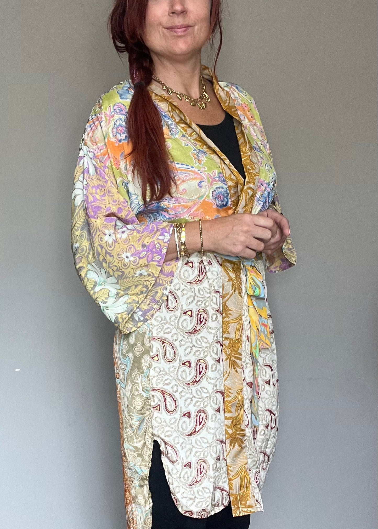 Unieke zijden kimono uit India met kleurrijke print. Handgemaakt, luchtig en one of a kind.