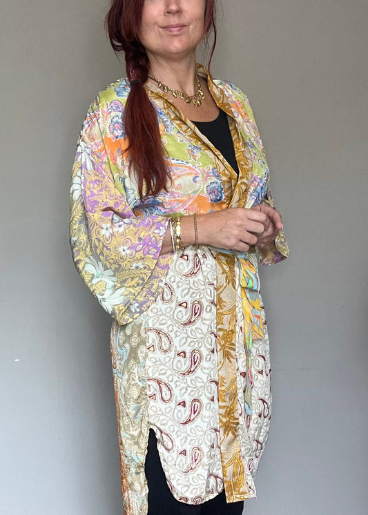 Unieke zijden kimono uit India met kleurrijke print. Handgemaakt, luchtig en one of a kind.