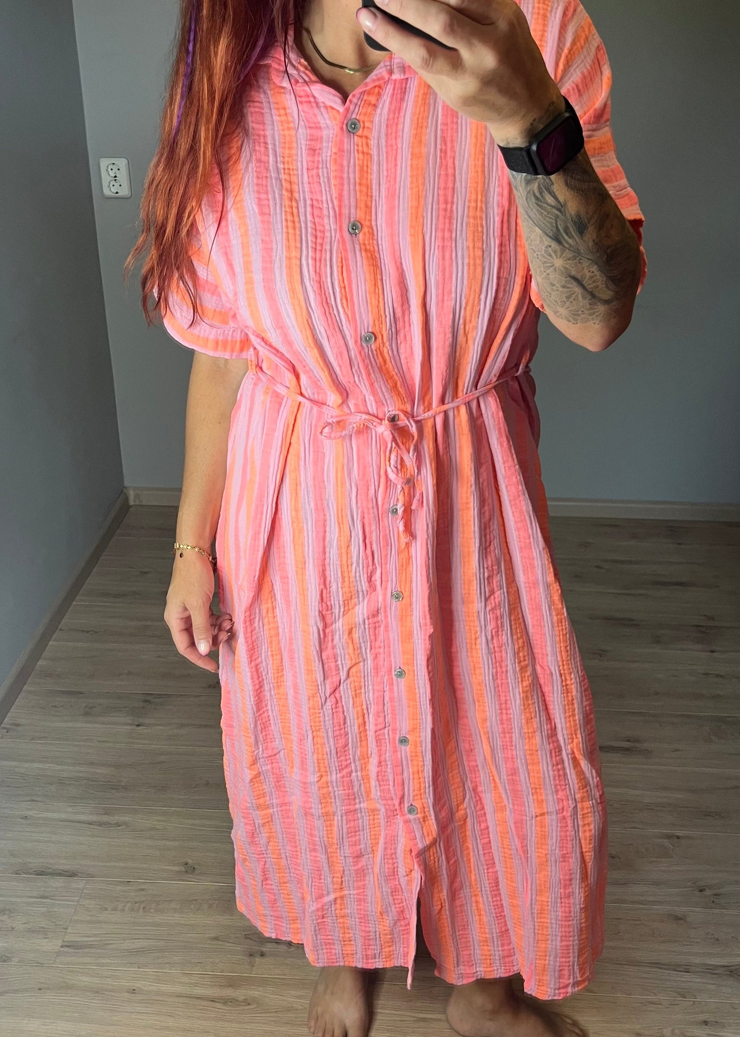 Maxi jurk van mousseline katoen in leuke zomerse felle kleurcomibinatie. Helemaal in de Ibiza vibe, doorknoopmodel met riempje. In 3 maten.