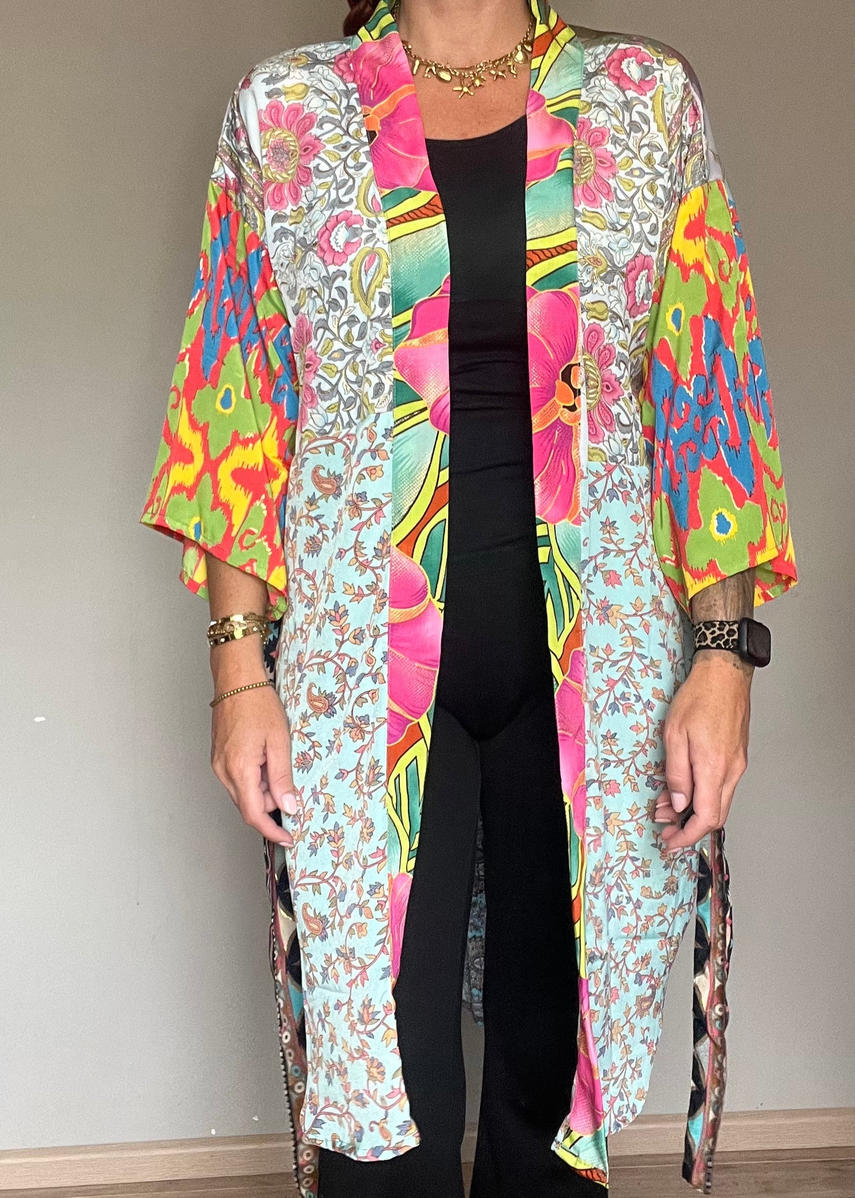 Unieke zijden kimono uit India met kleurrijke print. Handgemaakt, luchtig en one of a kind.