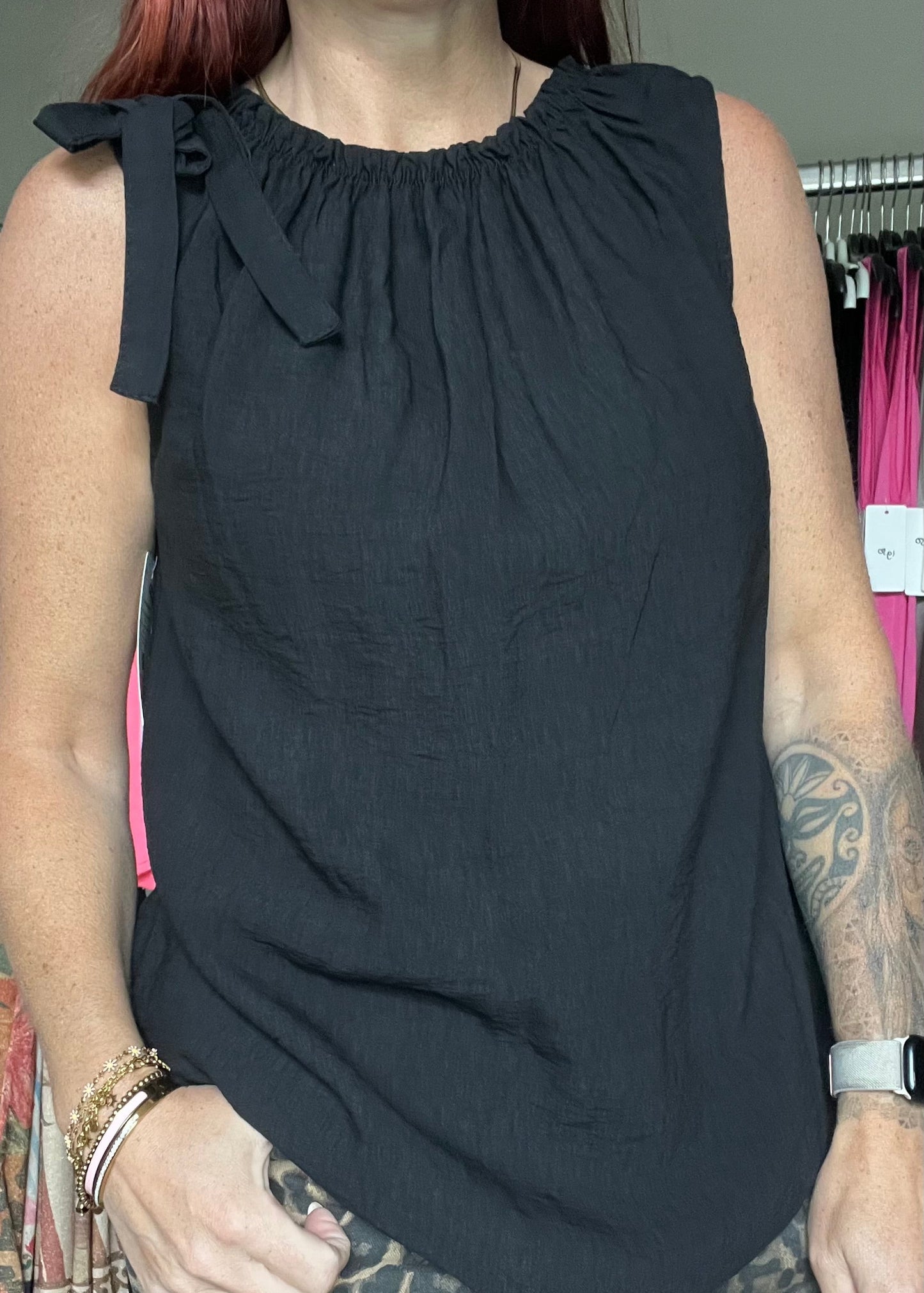 Luchtige viscose dames top met ronde hals en strikdetail op de schouder in verschillende kleuren van Piek Fashion