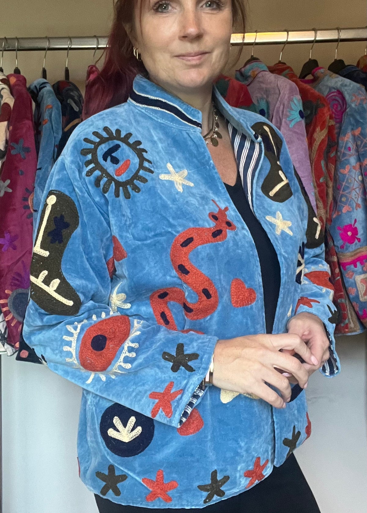 Handgemaakte velvet Suzani jacket uit India met kleurrijk borduurwerk in lichtblauw met gave print