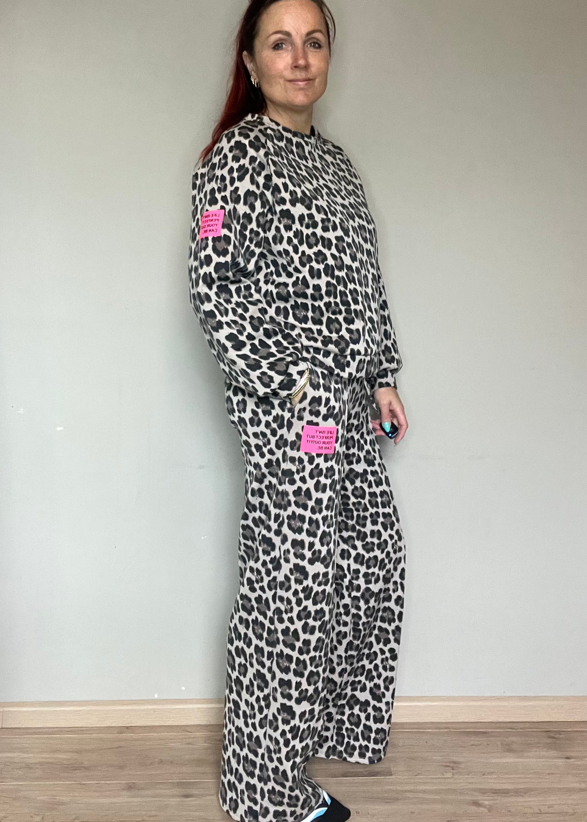 Dames panterprint comfyset met wijde broek en sweater in beige of choco van Piek Fashion