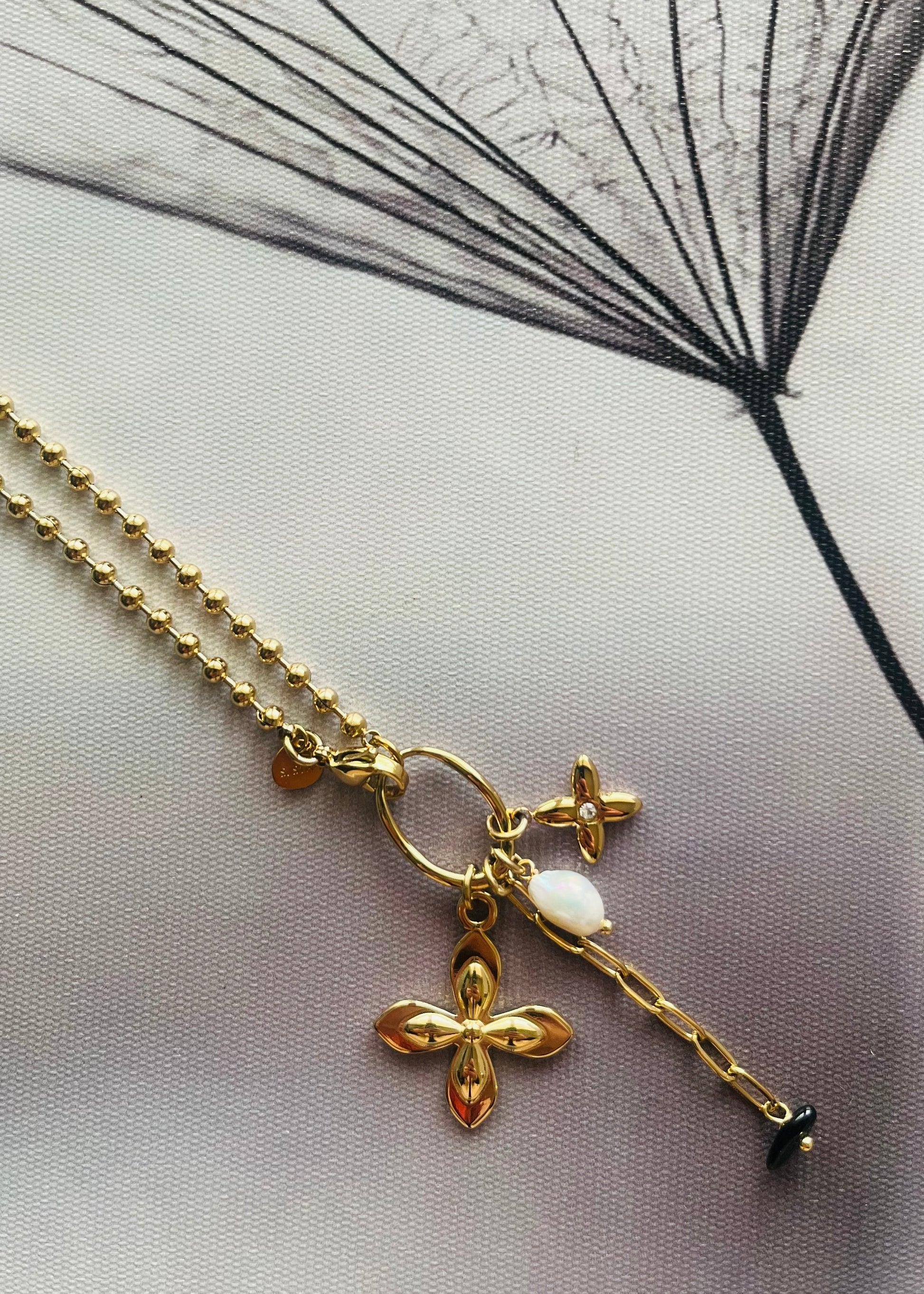 Stainless steel damesketting met hippe bedels. Verkleurt niet, waterproof en trendy voor elke outfit