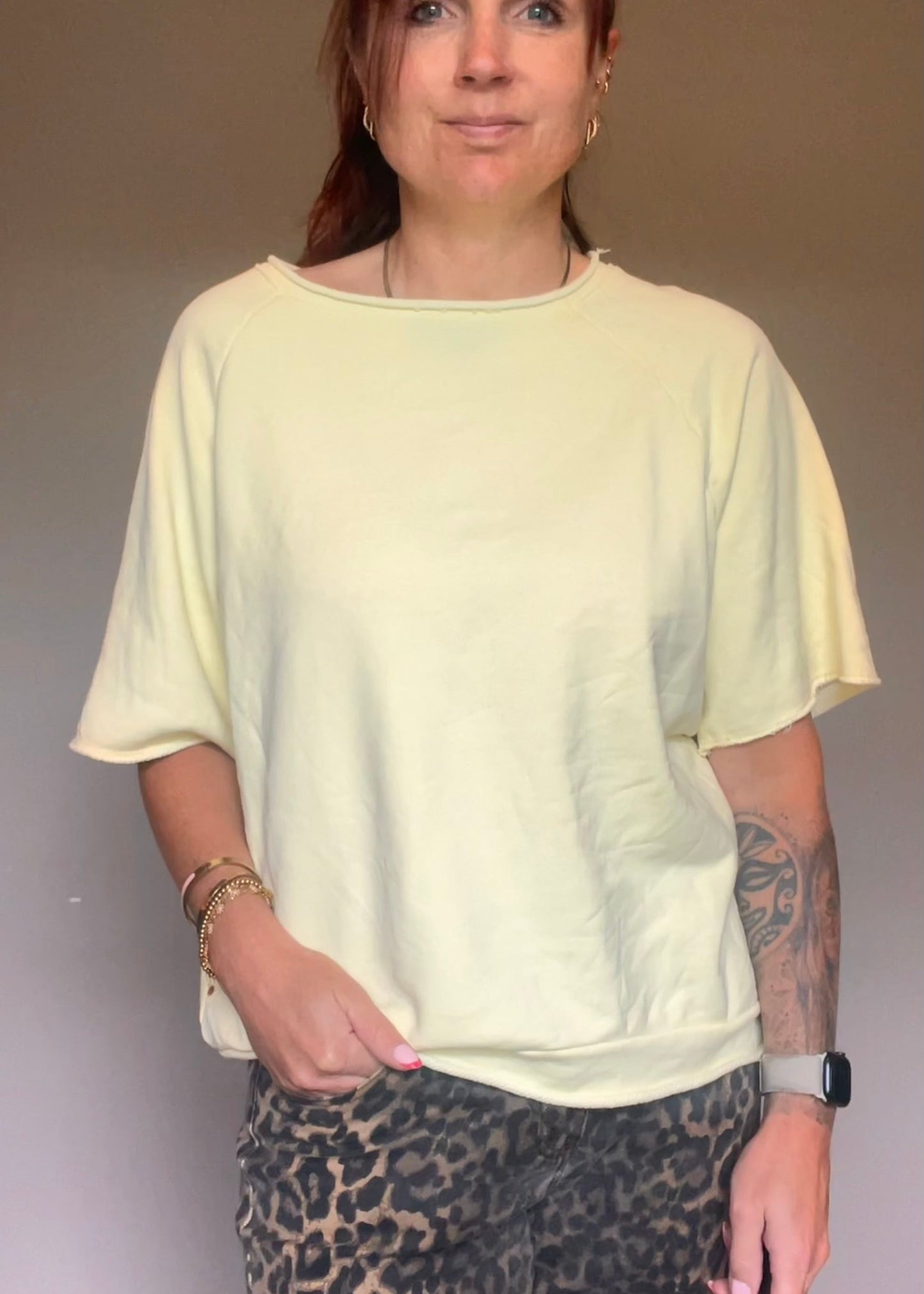 Oversized pastel shirt-trui voor dames van 100% katoen met korte mouwen in roze, geel, oranje en blauw van Piek Fashion