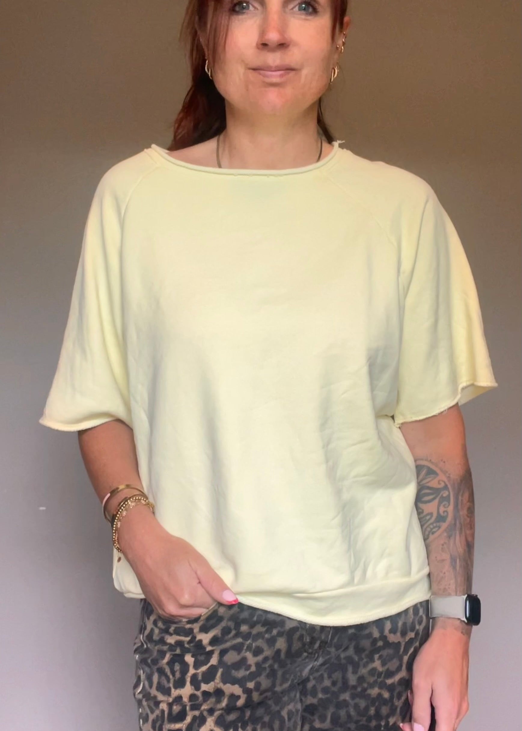 Oversized pastel shirt-trui voor dames van 100% katoen met korte mouwen in roze, geel, oranje en blauw van Piek Fashion