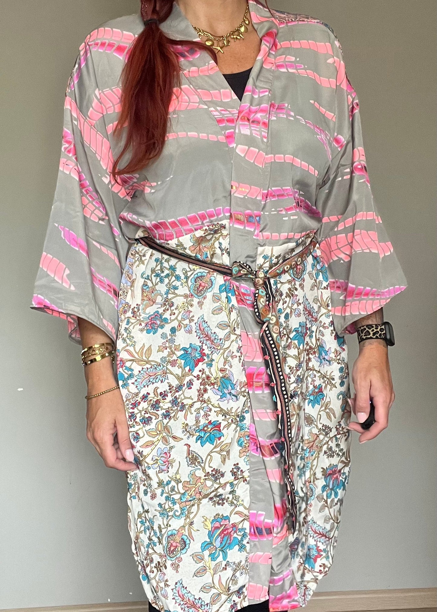 Unieke zijden kimono uit India met kleurrijke print. Handgemaakt, luchtig en one of a kind.