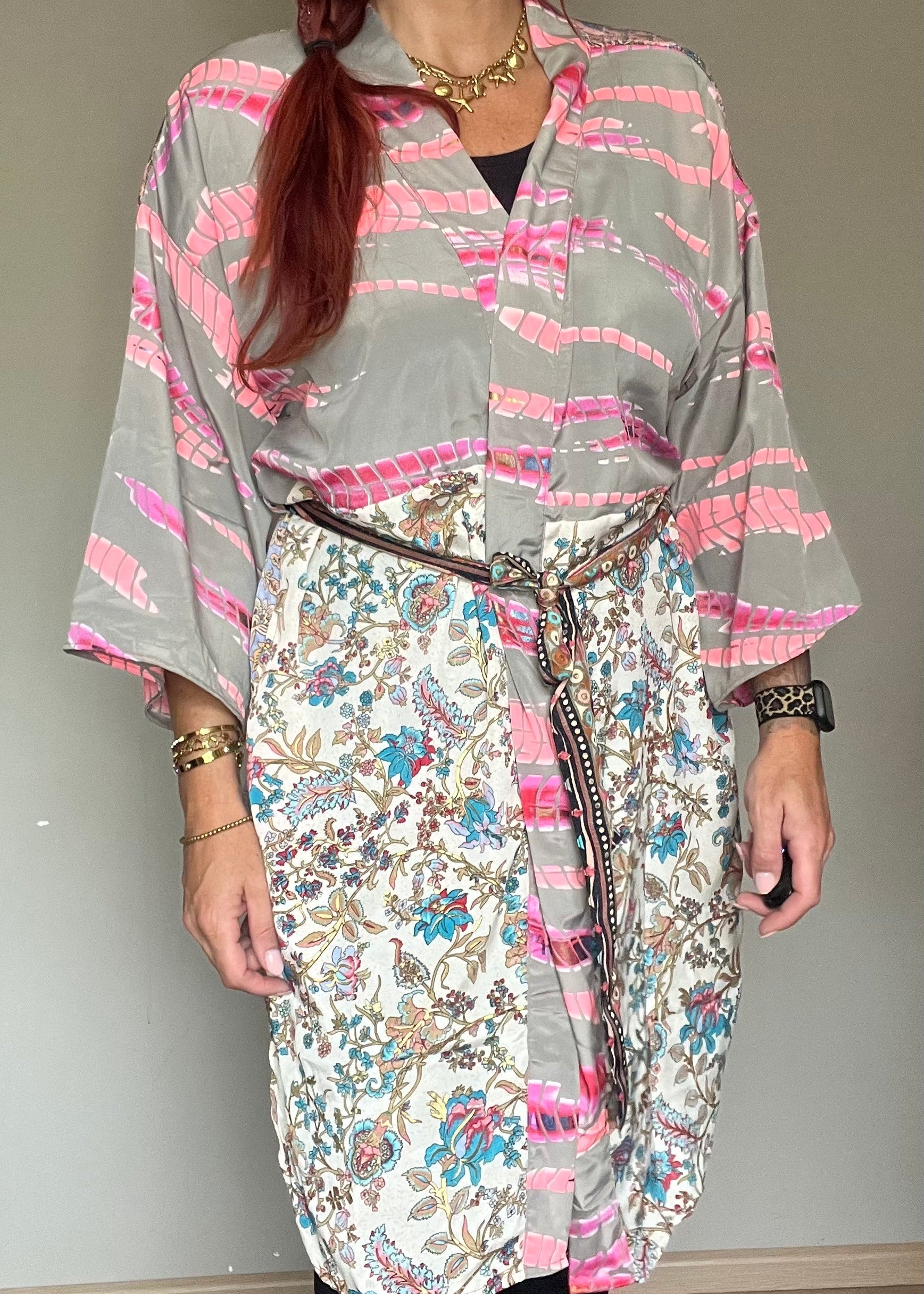 Unieke zijden kimono uit India met kleurrijke print. Handgemaakt, luchtig en one of a kind.