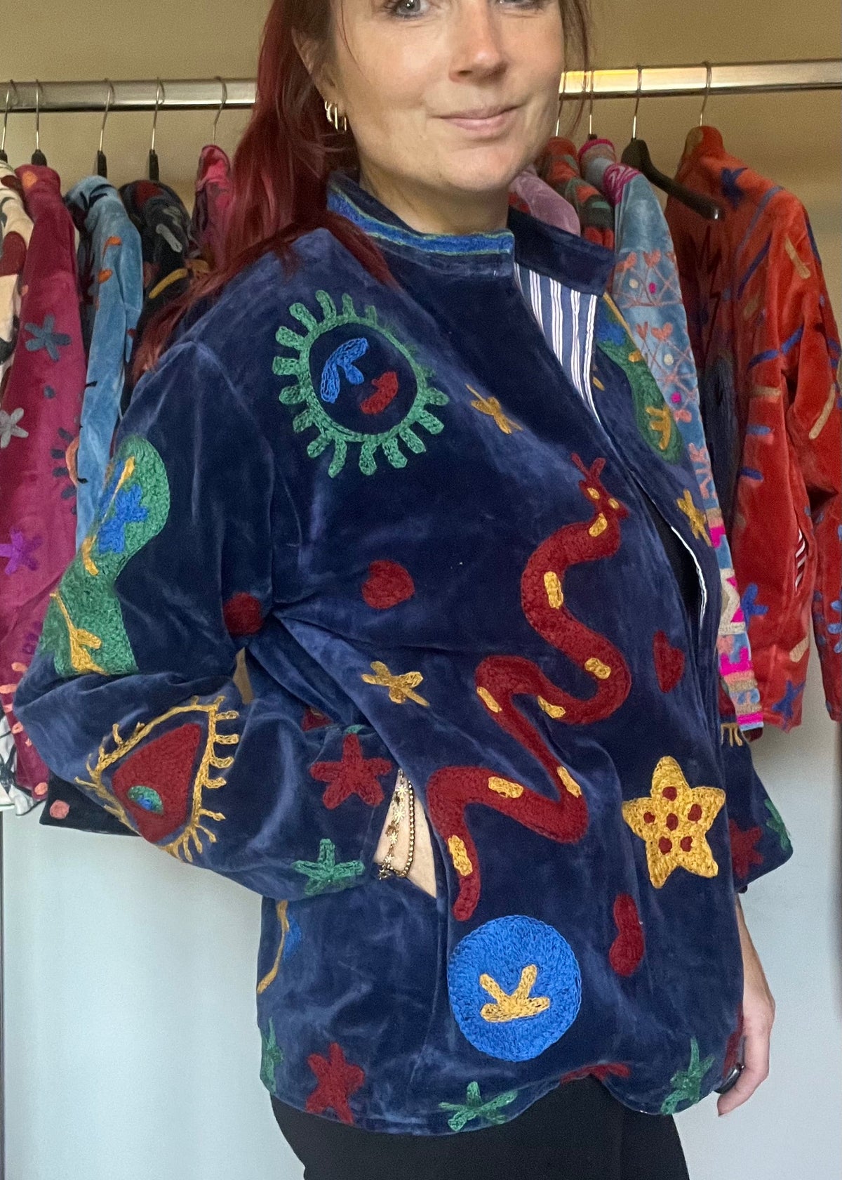 Handgemaakte velvet Suzani jacket uit India met kleurrijk borduurwerk in een schitterende donkerblauwe kleur.