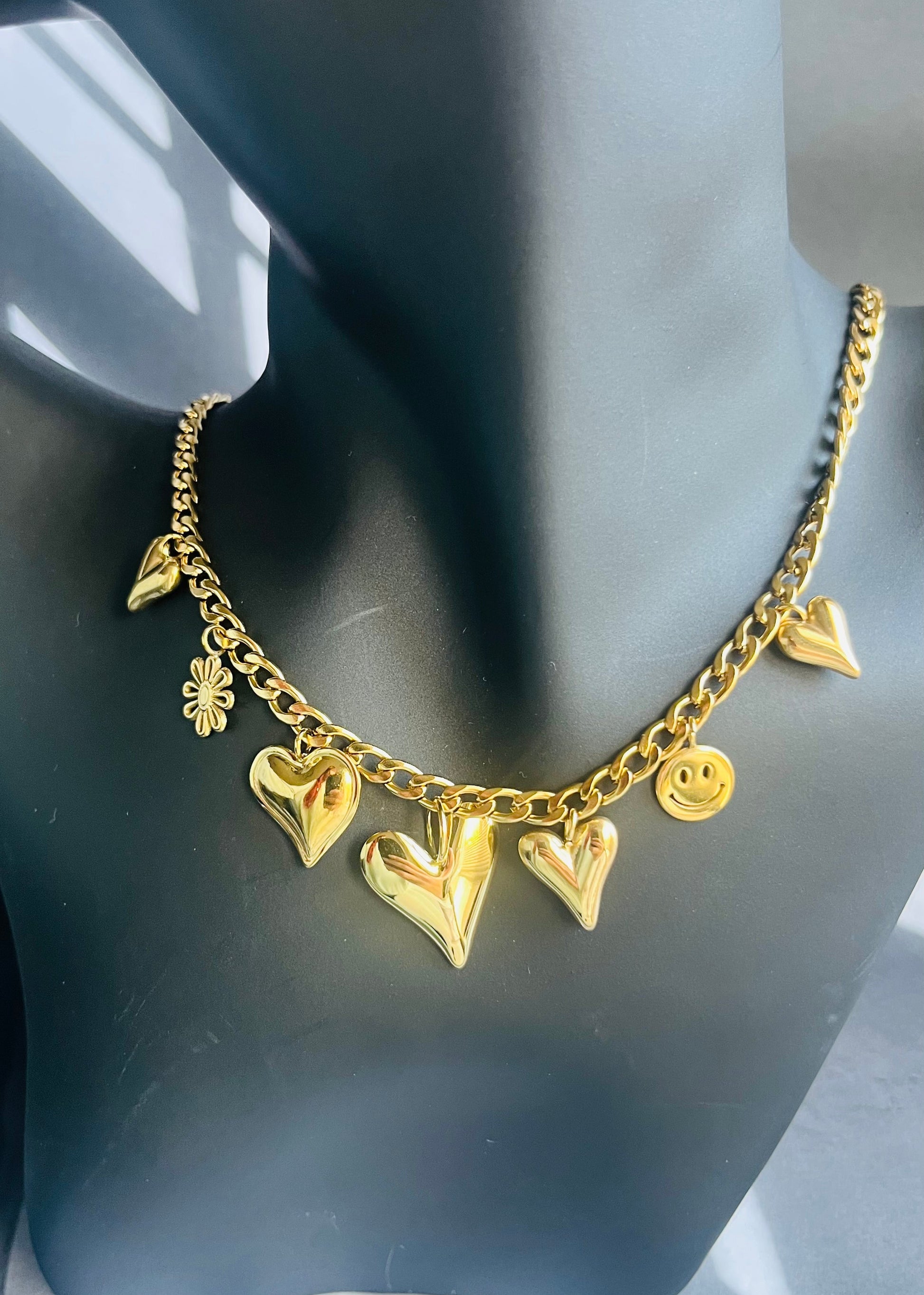 Stainless steel bedelkettingen in goud en zilver. Duurzaam, waterproof en trendy. Elke ketting heeft eigen bedels, mix en match jouw favorieten.