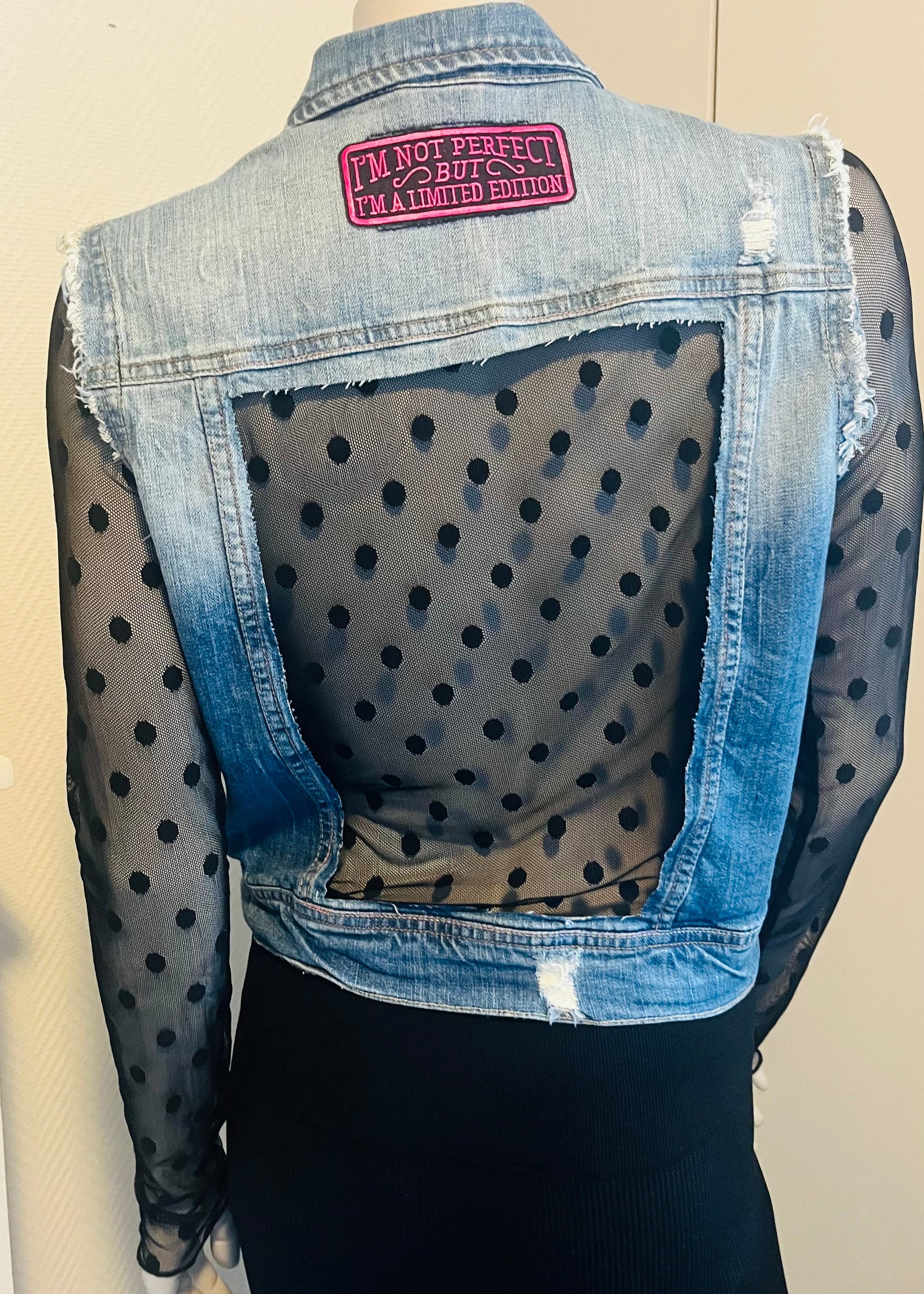 Uniek gepimpt vintage spijkerjasje van Piek Fashion, geüpcycled met creatieve details. Eén exemplaar beschikbaar.