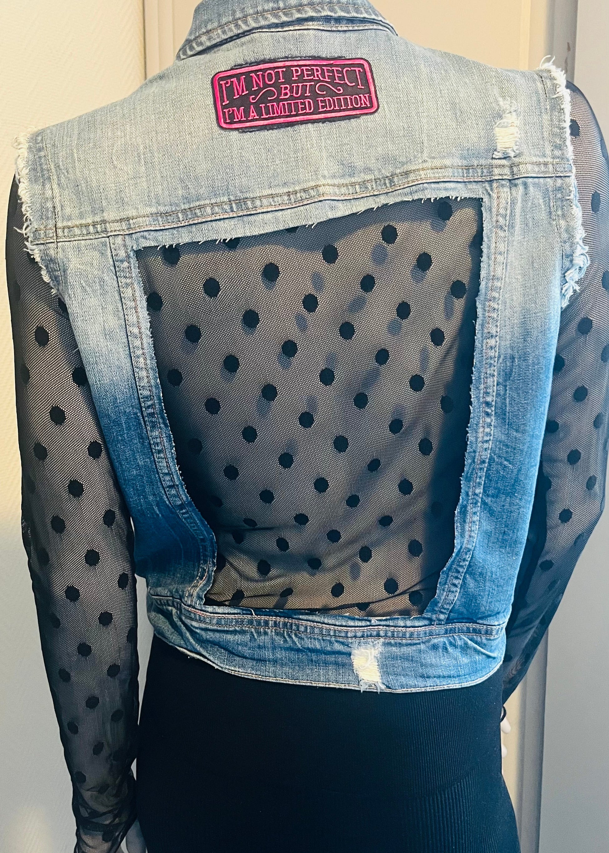 Uniek gepimpt vintage spijkerjasje van Piek Fashion, geüpcycled met creatieve details. Eén exemplaar beschikbaar.