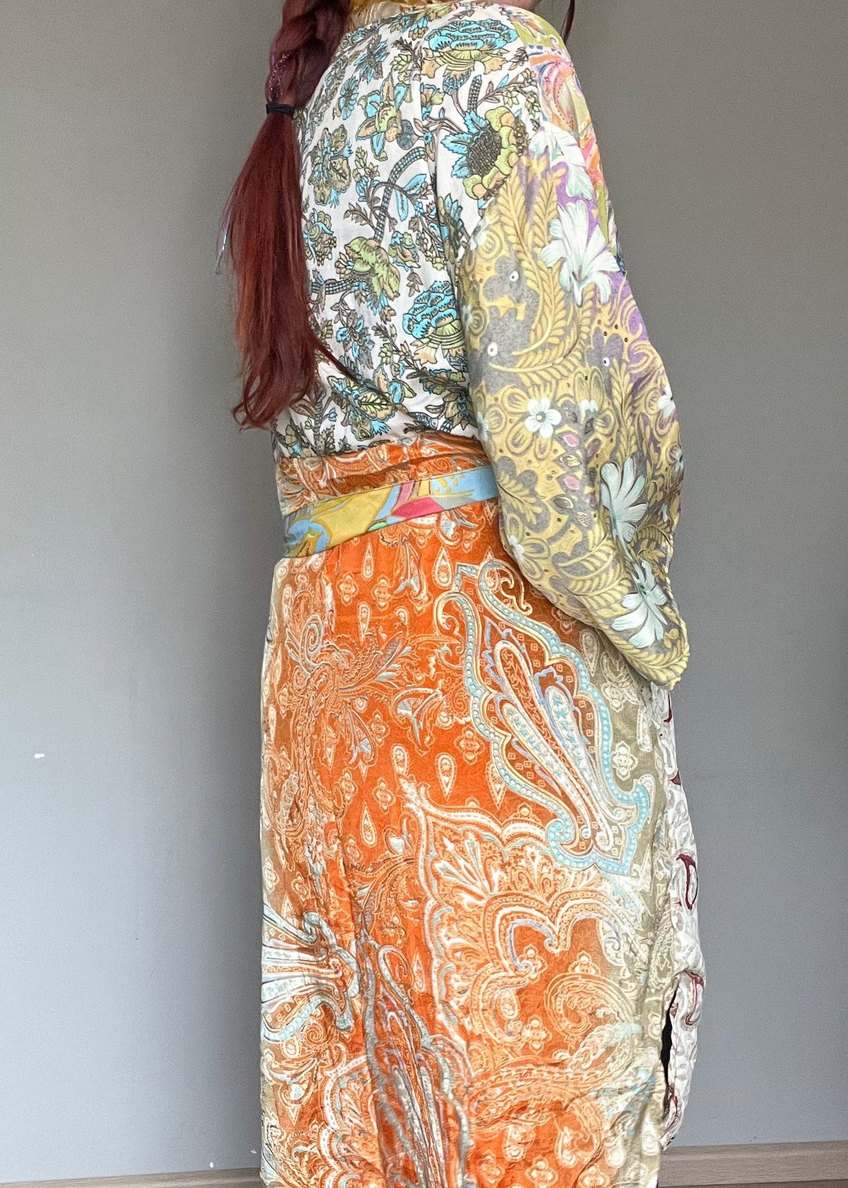 Unieke zijden kimono uit India met kleurrijke print. Handgemaakt, luchtig en one of a kind.