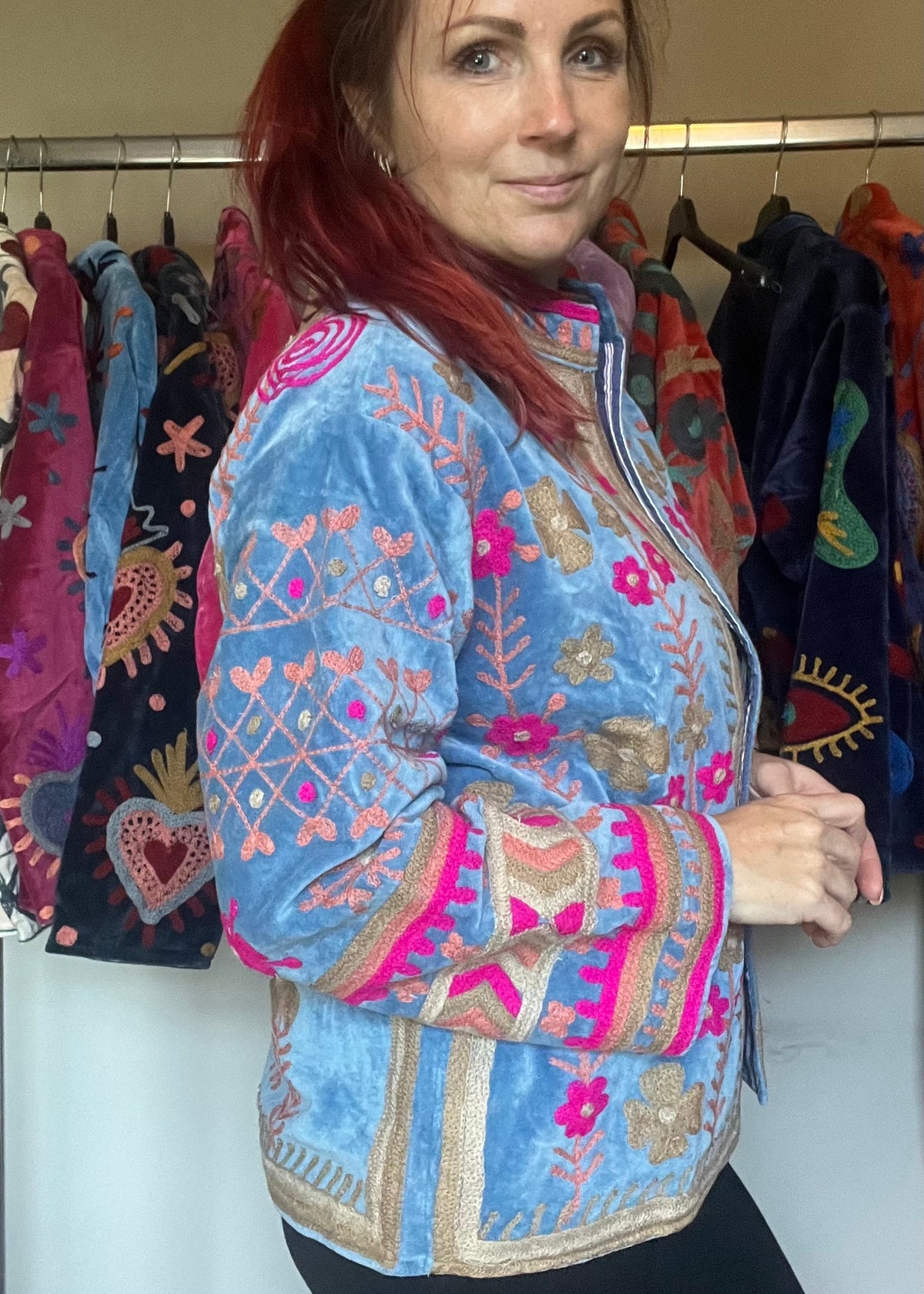 Handgemaakte velvet Suzani jacket uit India met kleurrijk roze beige borduurwerk in lichtblauw.