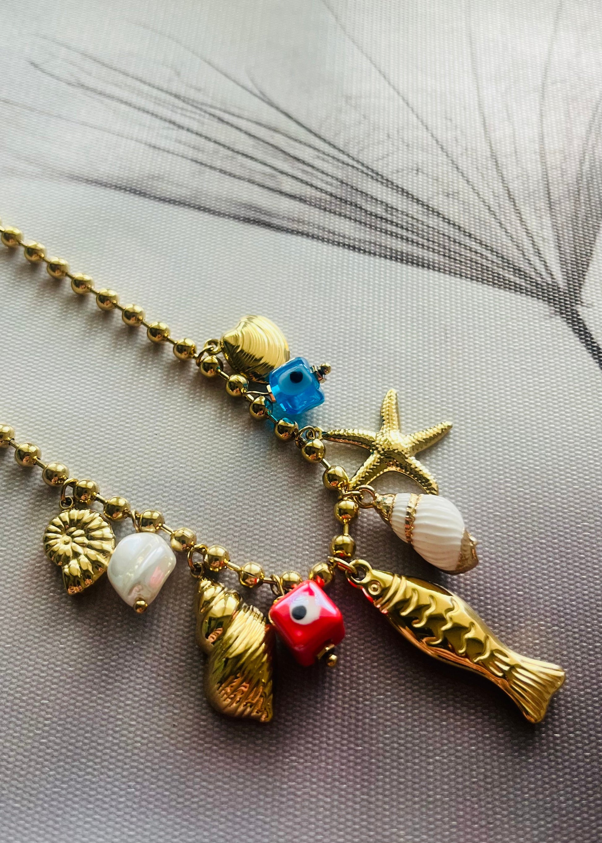 Stainless steel damesketting met hippe bedels. Verkleurt niet, waterproof en trendy voor elke outfit.