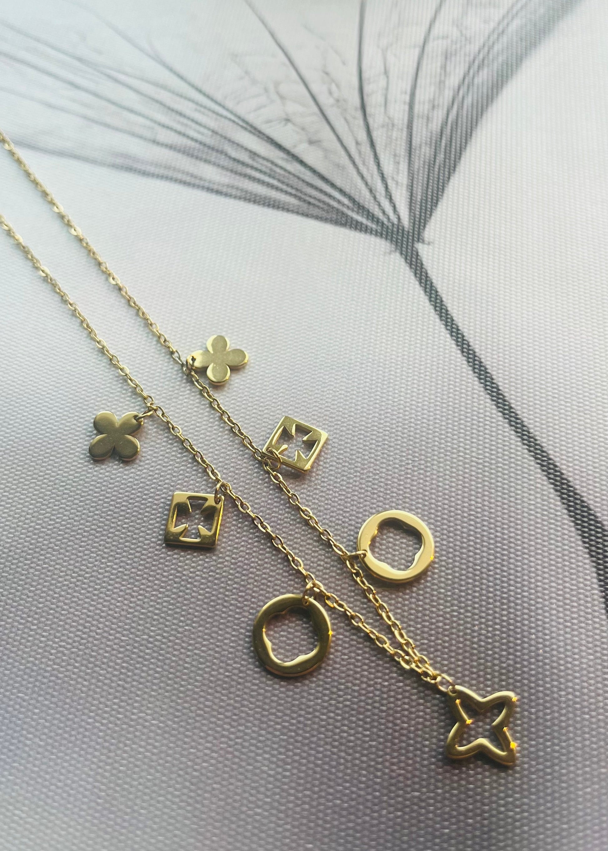 Stainless steel damesketting met hippe bedels. Verkleurt niet, waterproof en trendy voor elke outfit.