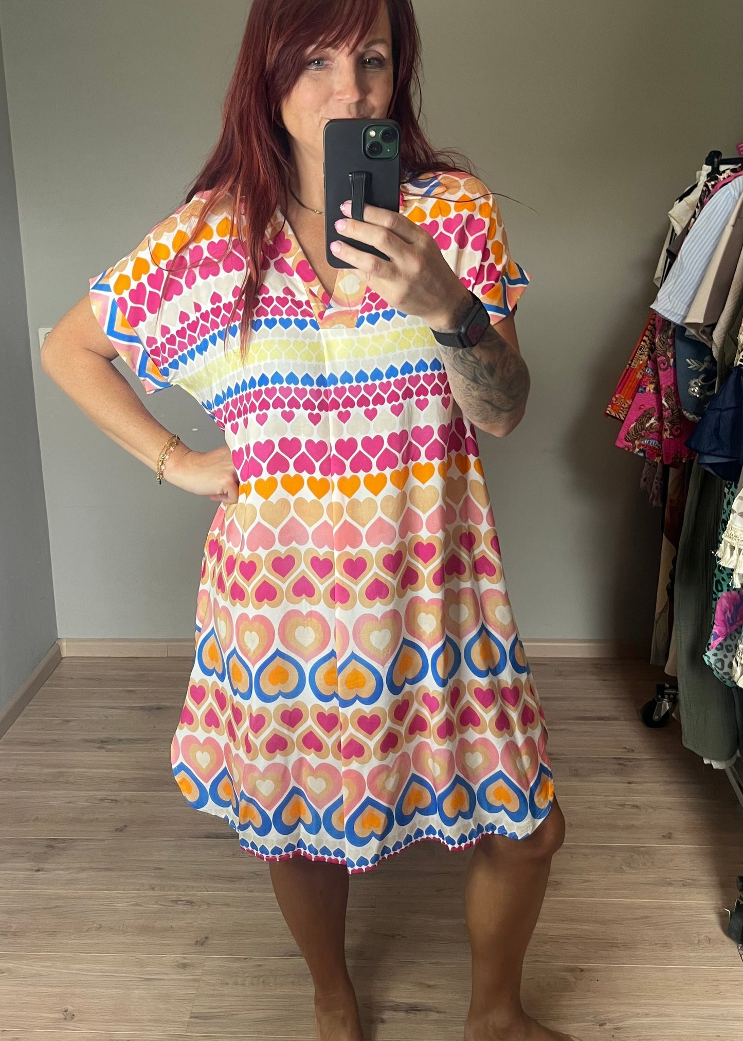 Viscose zomerjurkje met kleurrijke prints, wijd model en one size pasvorm tot maat 44, luchtig en comfortabel.