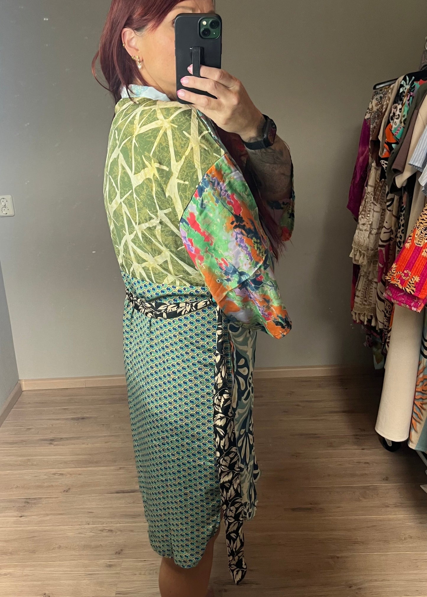 Gave kimono uit Inda in Ibiza stijl van zijde met centuur en steekzakken. Diverse hippe en trendt prints. Elke is uniek.