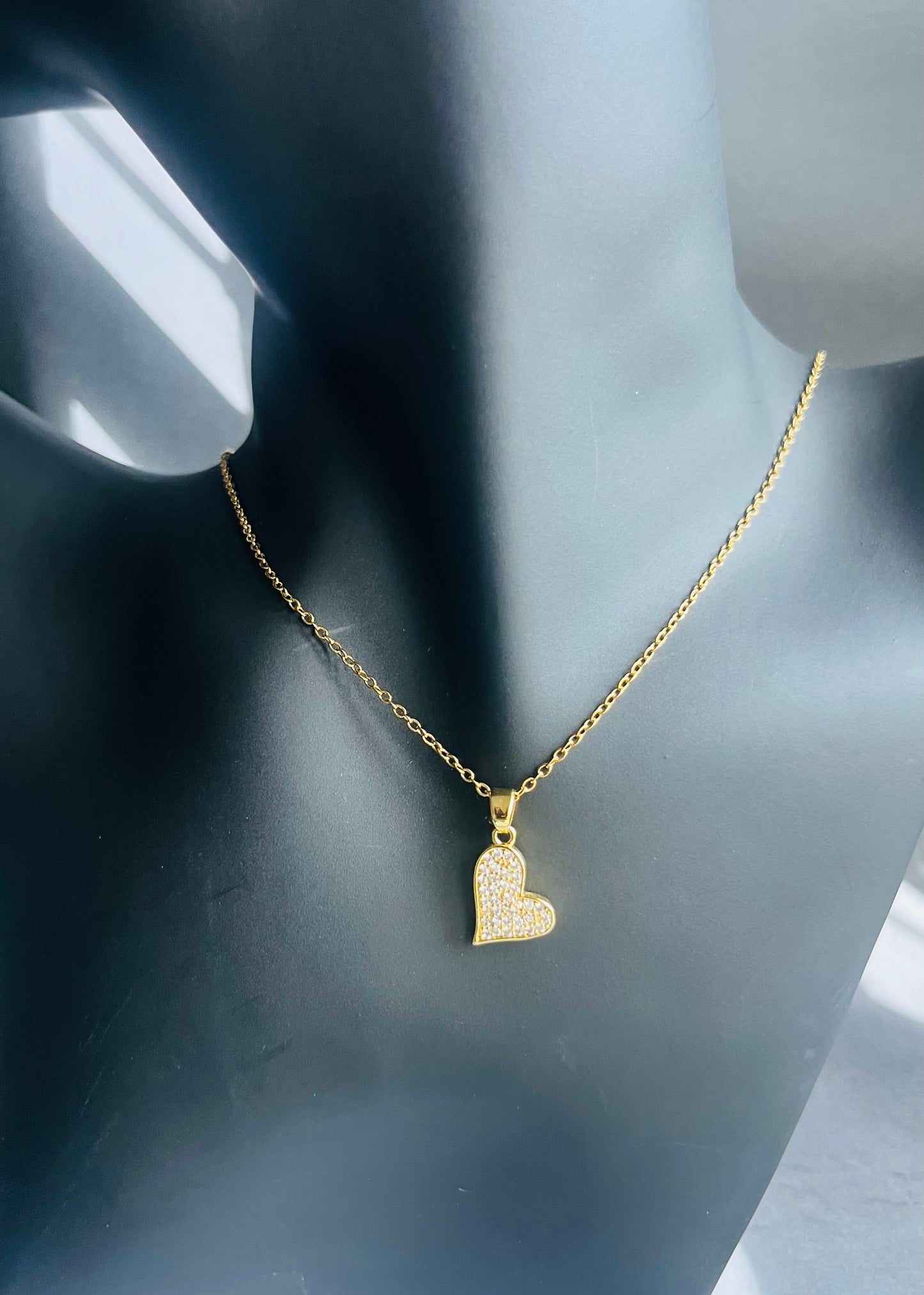 Shop stijlvolle stainless steel kettingen met hanger bij Piek Fashion. Duurzaam, verkleurt niet en perfect te combineren. Tijdloze sieraden voor elke outfit.