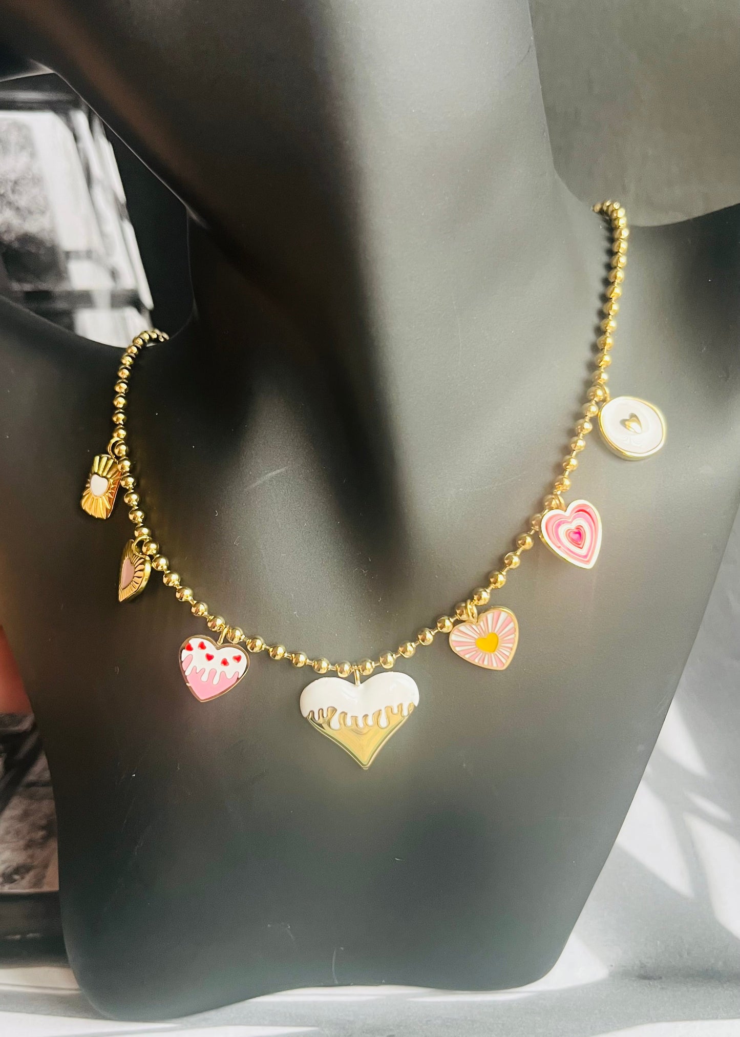 Stainless steel damesketting met hippe bedels. Verkleurt niet, waterproof en trendy voor elke outfit.