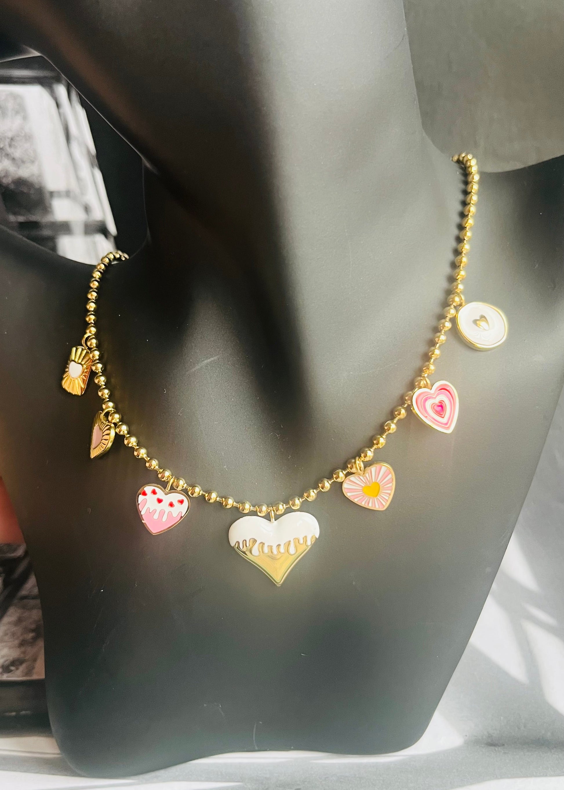 Stainless steel damesketting met hippe bedels. Verkleurt niet, waterproof en trendy voor elke outfit.