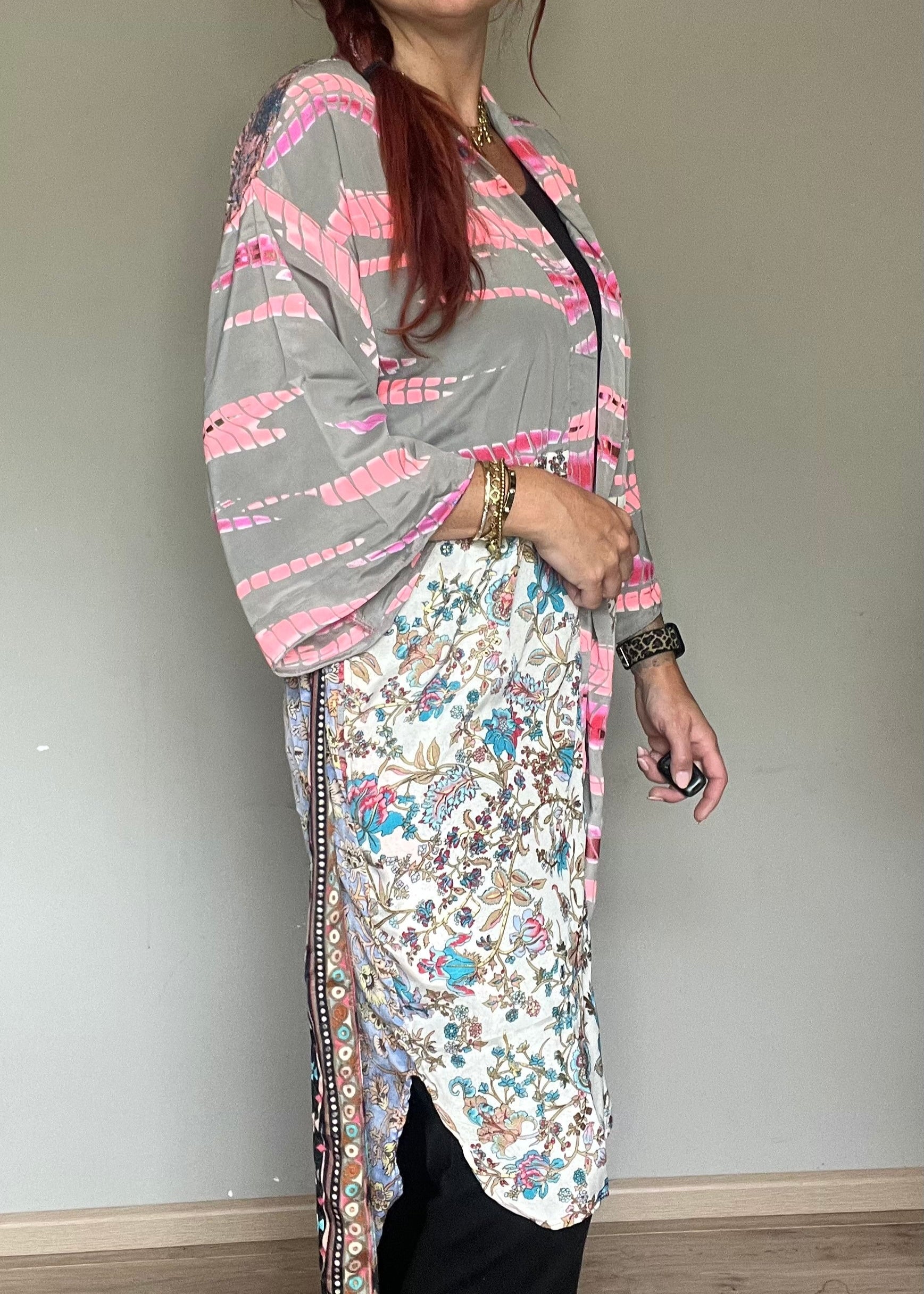 Unieke zijden kimono uit India met kleurrijke print. Handgemaakt, luchtig en one of a kind.