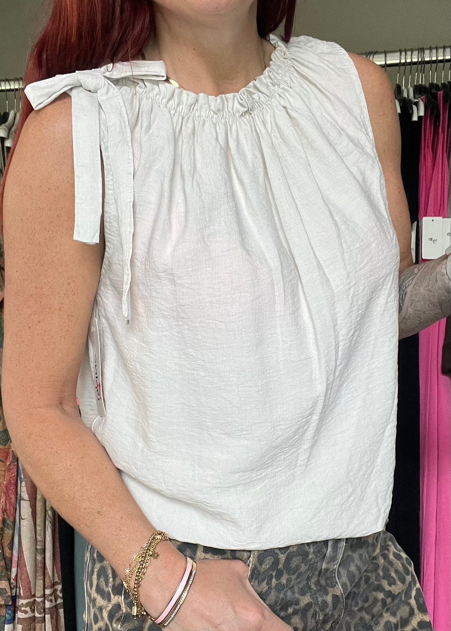 Luchtige viscose dames top met ronde hals en strikdetail op de schouder in verschillende kleuren van Piek Fashion