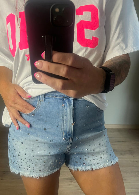 Korte jeans met grote glittersteentjes aan de voorkant, denim stretchmateriaal, verkrijgbaar van XS tot XL.