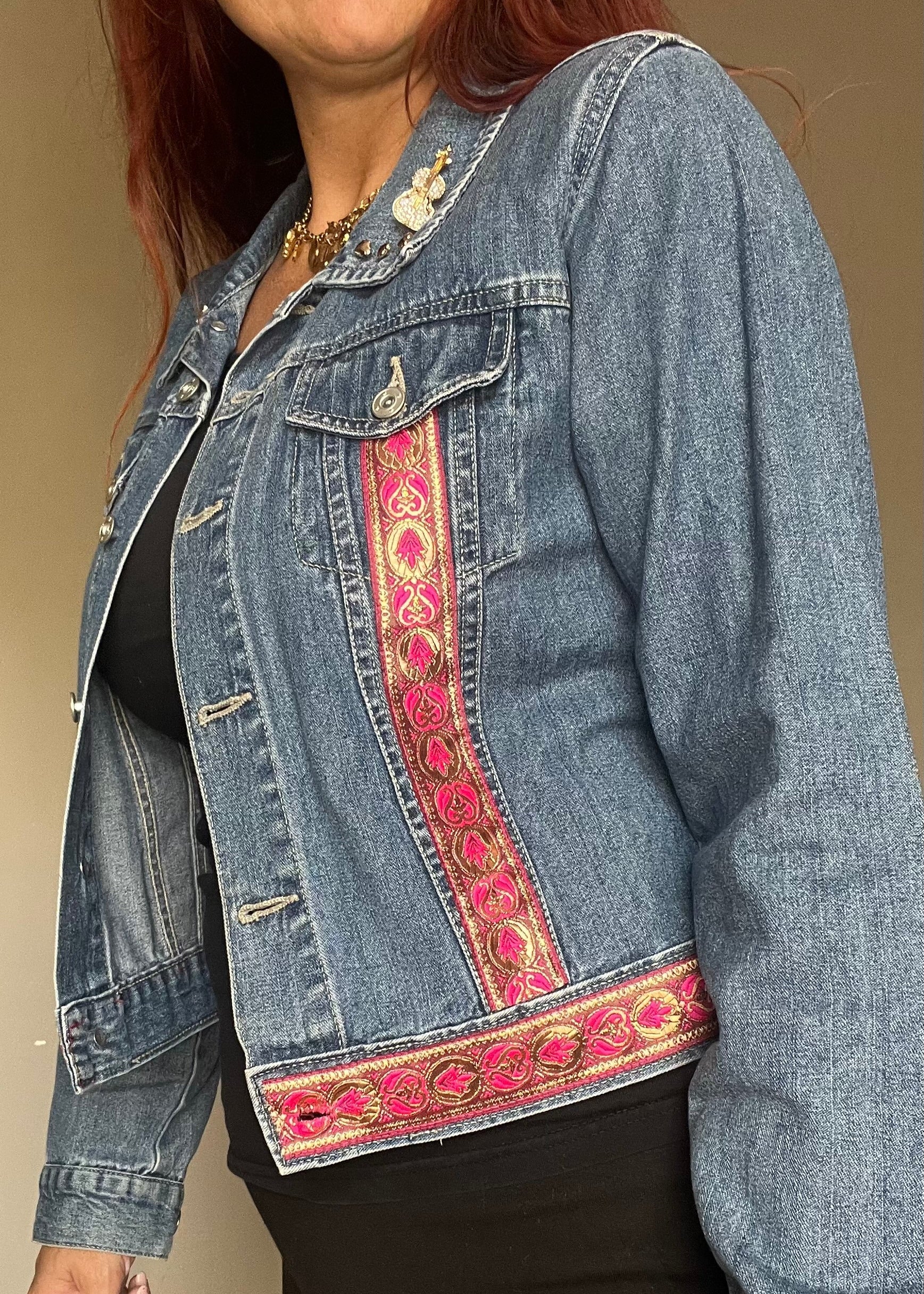 Uniek gepimpt vintage spijkerjasje van Piek Fashion, geüpcycled met creatieve details. Eén exemplaar beschikbaar.