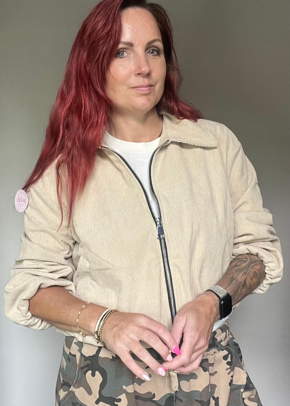 Beige trendy damesjasje van corduroy met rits en zakken