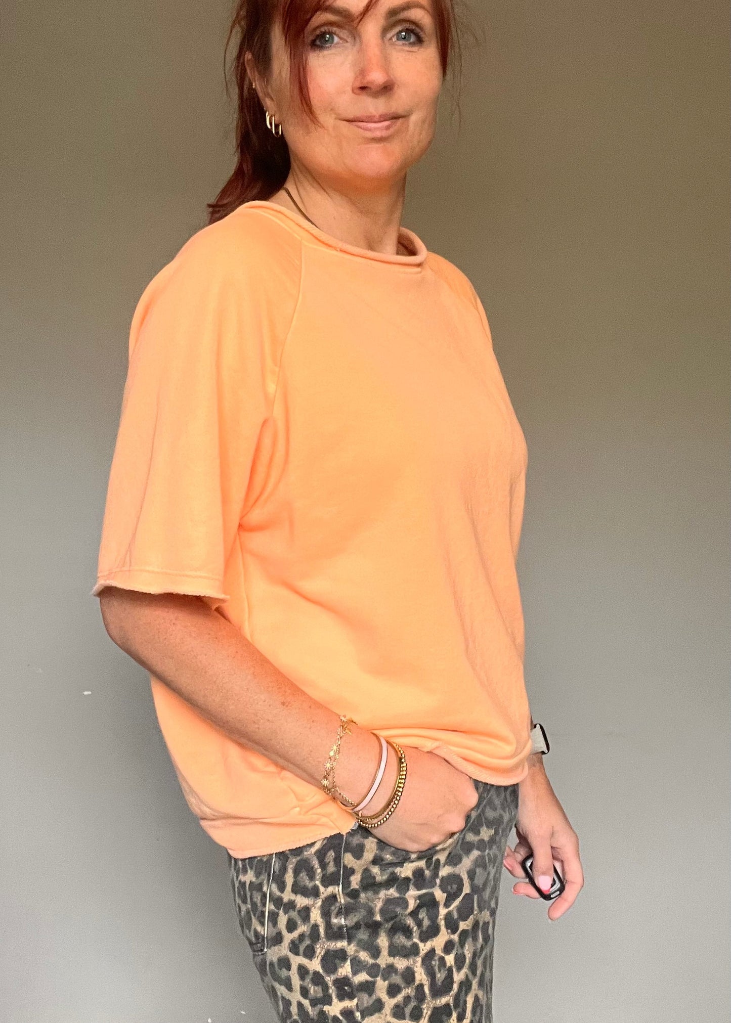 Oversized pastel shirt-trui voor dames van 100% katoen met korte mouwen in roze, geel, oranje en blauw van Piek Fashion
