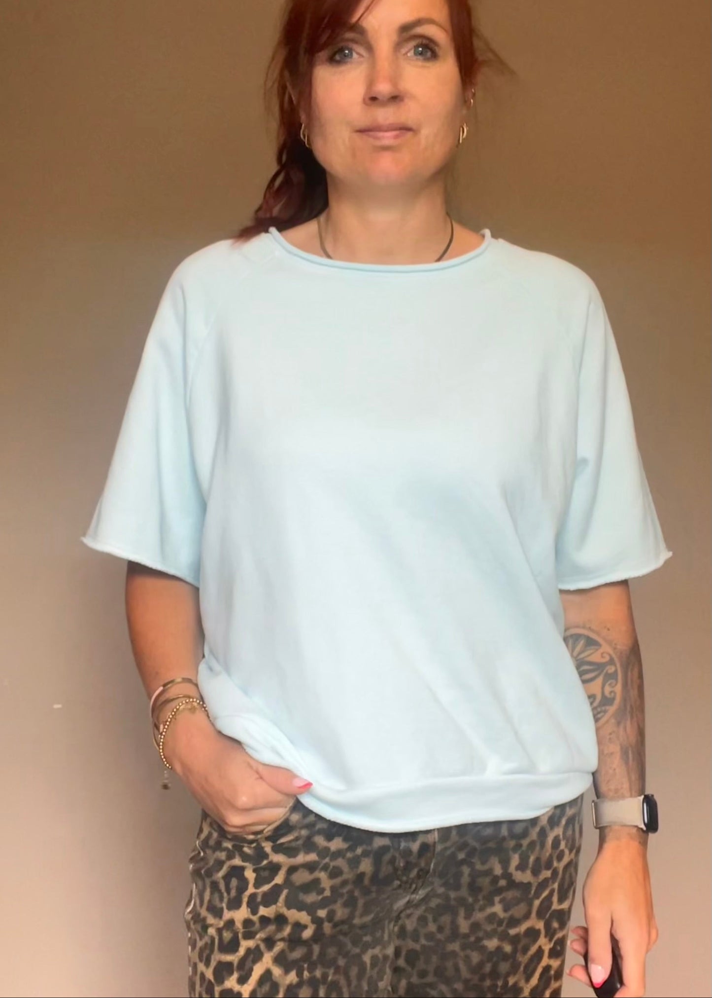 Oversized pastel shirt-trui voor dames van 100% katoen met korte mouwen in roze, geel, oranje en blauw van Piek Fashion