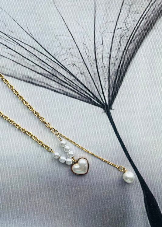 Stainless steel ketting met hanger  en pareltjes. RVS ketting in goud , tijdloos en trendy sieraad